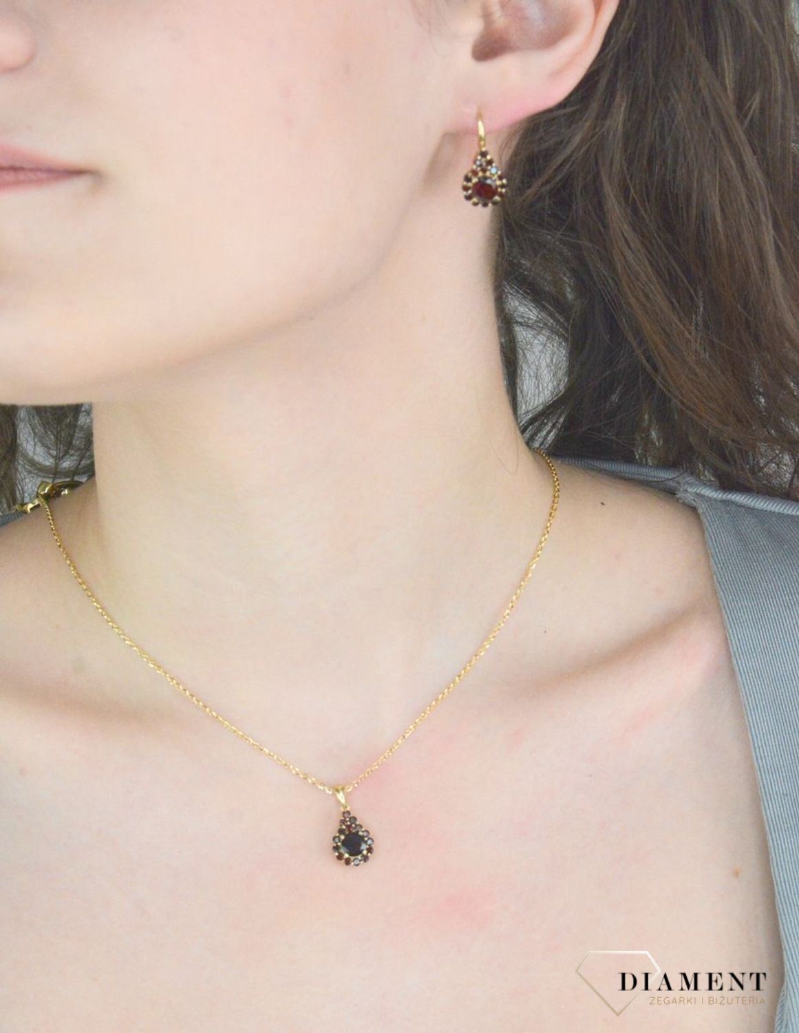 Zawieszka złota rubin pr 585, DIA-ZAW-11047-585 Wisiorek został wykonany z wysokiej jakości złota próby 585. Złoto to jeden z najpopularniejszych kruszców, cenione przez kobiety na całym świecie1.jpg