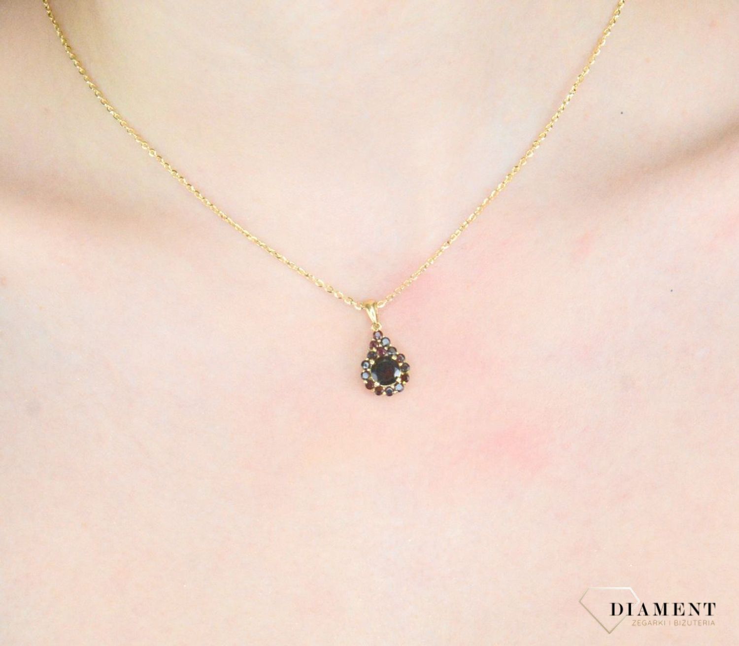 Zawieszka złota rubin pr 585, DIA-ZAW-11047-585 Wisiorek został wykonany z wysokiej jakości złota próby 585. Złoto to jeden z najpopularniejszych kruszców, cenione przez kobiety na całym świecie1.jpg