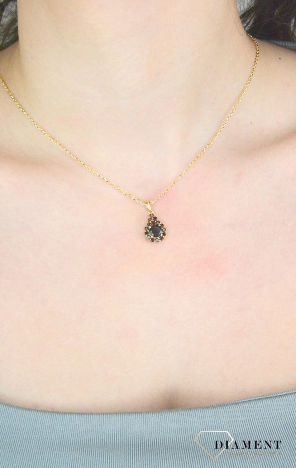 Zawieszka złota rubin pr 585, DIA-ZAW-11047-585 Wisiorek został wykonany z wysokiej jakości złota próby 585. Złoto to jeden z najpopularniejszych kruszców, cenione przez kobiety na całym świecie1.jpg