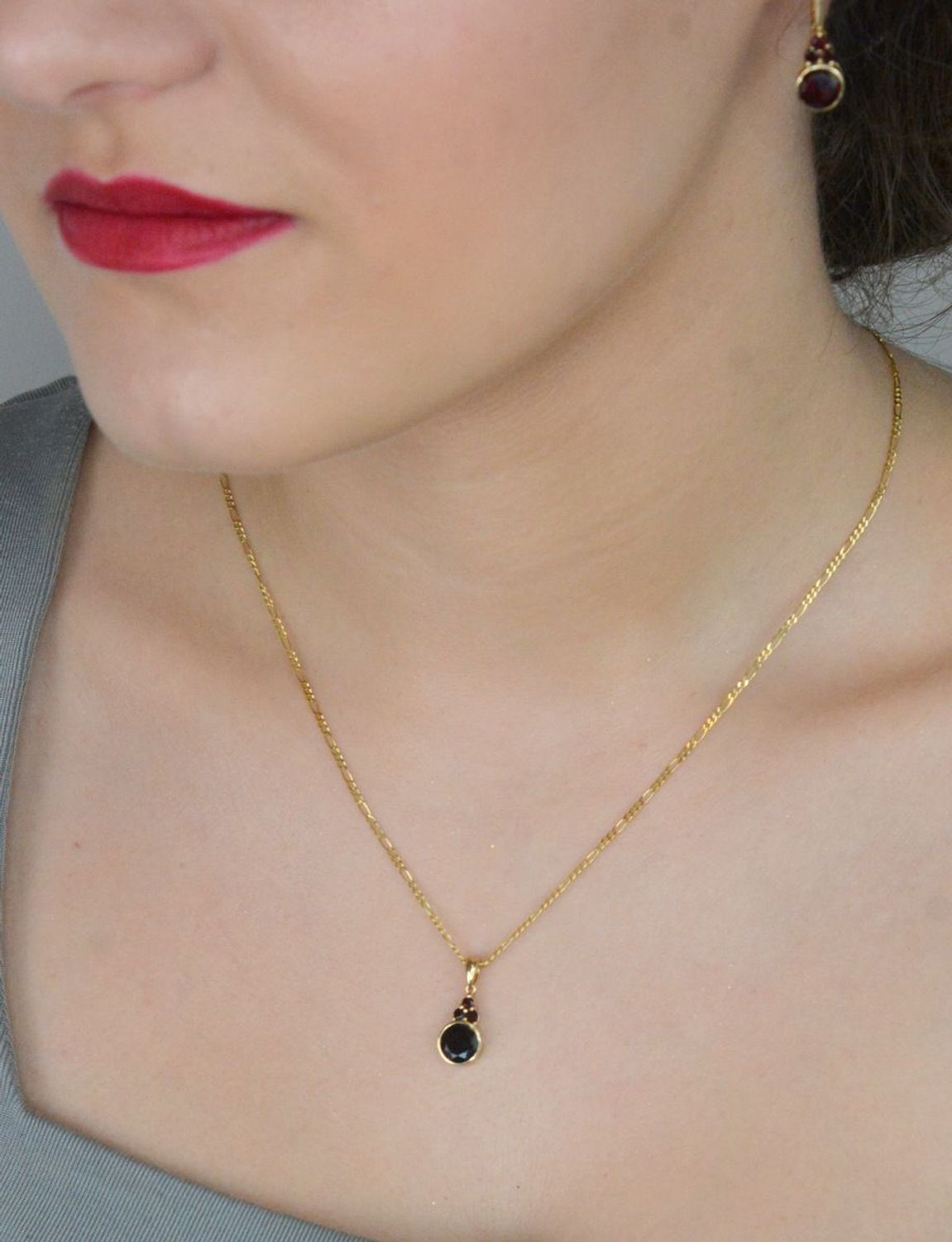 Zawieszka złota 585 burgundowe cyrkonie DIA-ZAW-11048-585 Subtelna złota zawieszka z cyrkoniami koloru burgundowego. Pięknie połyskująca zawieszka jest na tyle uniwersalna, że świetnie nadaje 1.jpg