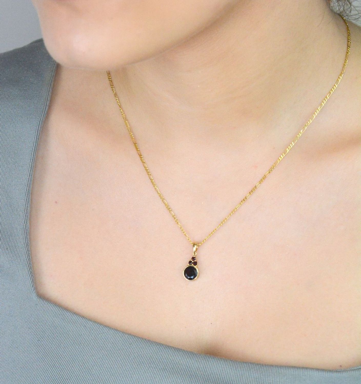 Zawieszka złota 585 burgundowe cyrkonie DIA-ZAW-11048-585 Subtelna złota zawieszka z cyrkoniami koloru burgundowego. Pięknie połyskująca zawieszka jest na tyle uniwersalna, że świetnie nadaje 1.jpg