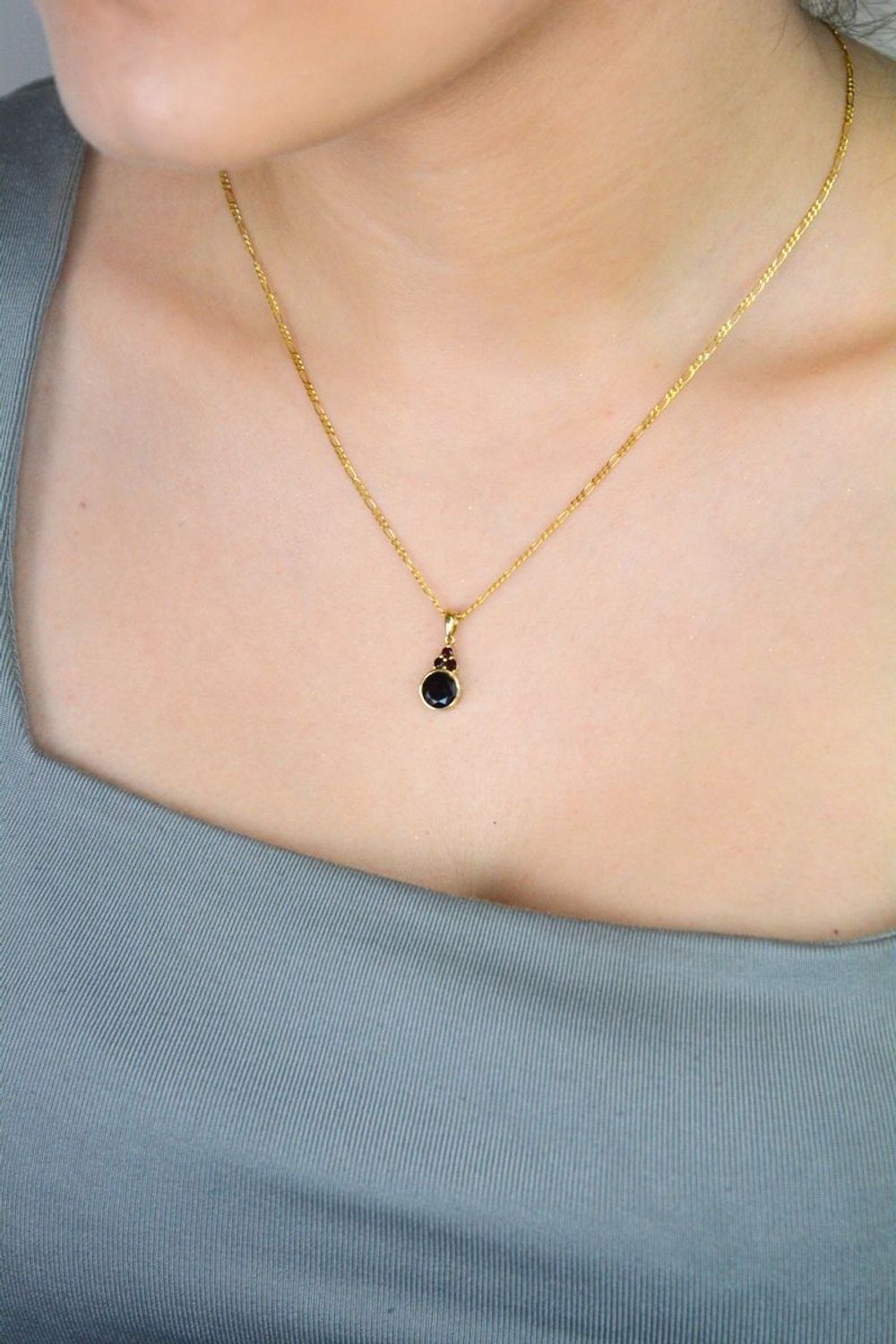 Zawieszka złota 585 burgundowe cyrkonie DIA-ZAW-11048-585 Subtelna złota zawieszka z cyrkoniami koloru burgundowego. Pięknie połyskująca zawieszka jest na tyle uniwersalna, że świetnie nadaje 1.jpg