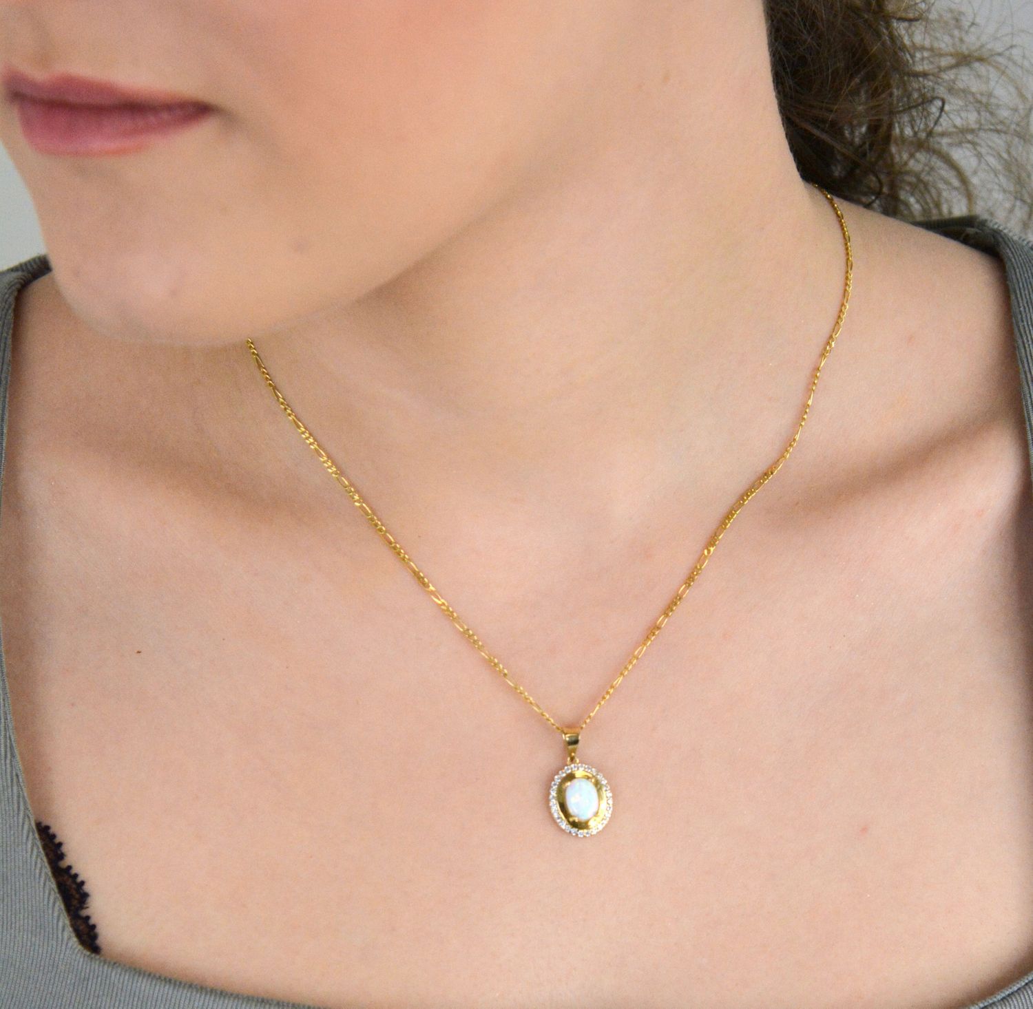 Złota zawieszka 585 z białym opalem DIA-ZAW-11wykonana z 14-karatowego żółtego złota. Subtelna klasyka w nowoczesnym wydaniu. Szlachetny blask drogocennego kruszcu zamknięty w oryginalnej 1.jpg