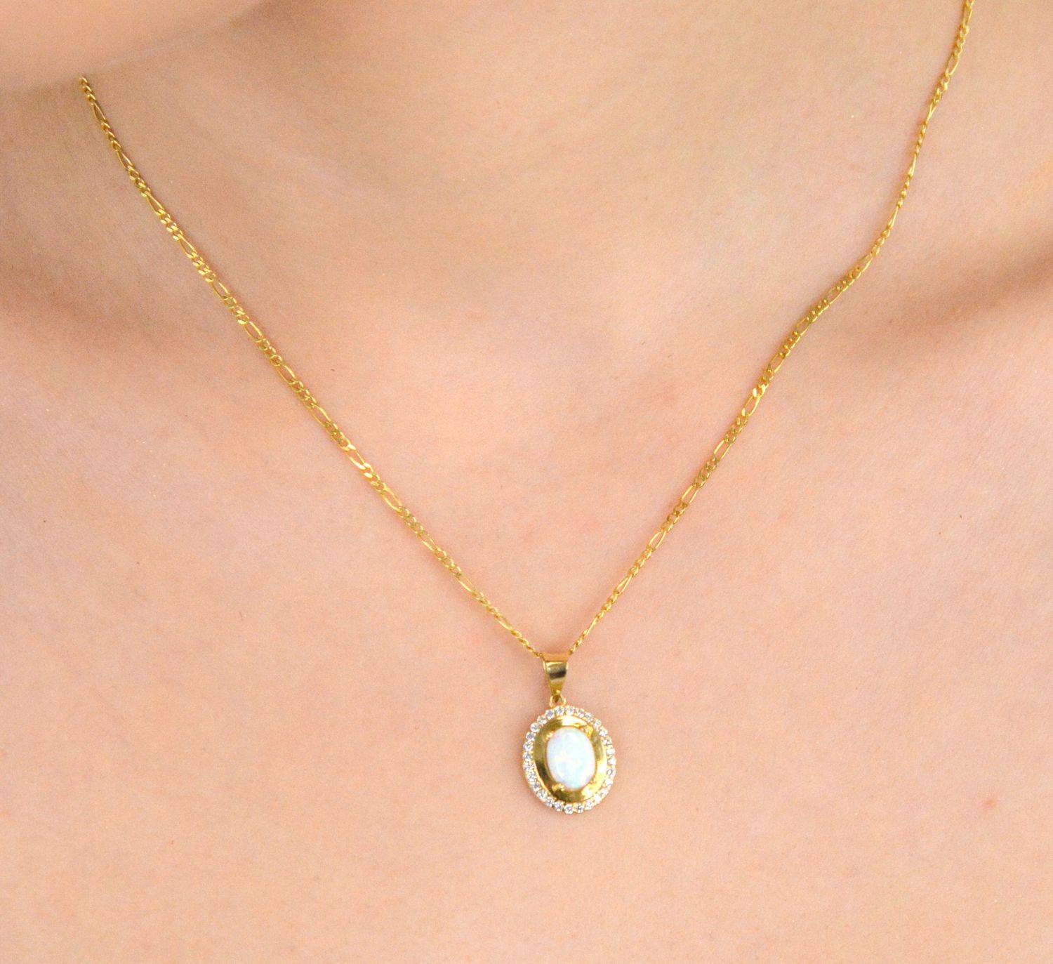 Złota zawieszka 585 z białym opalem DIA-ZAW-11wykonana z 14-karatowego żółtego złota. Subtelna klasyka w nowoczesnym wydaniu. Szlachetny blask drogocennego kruszcu zamknięty w oryginalnej 1.jpg