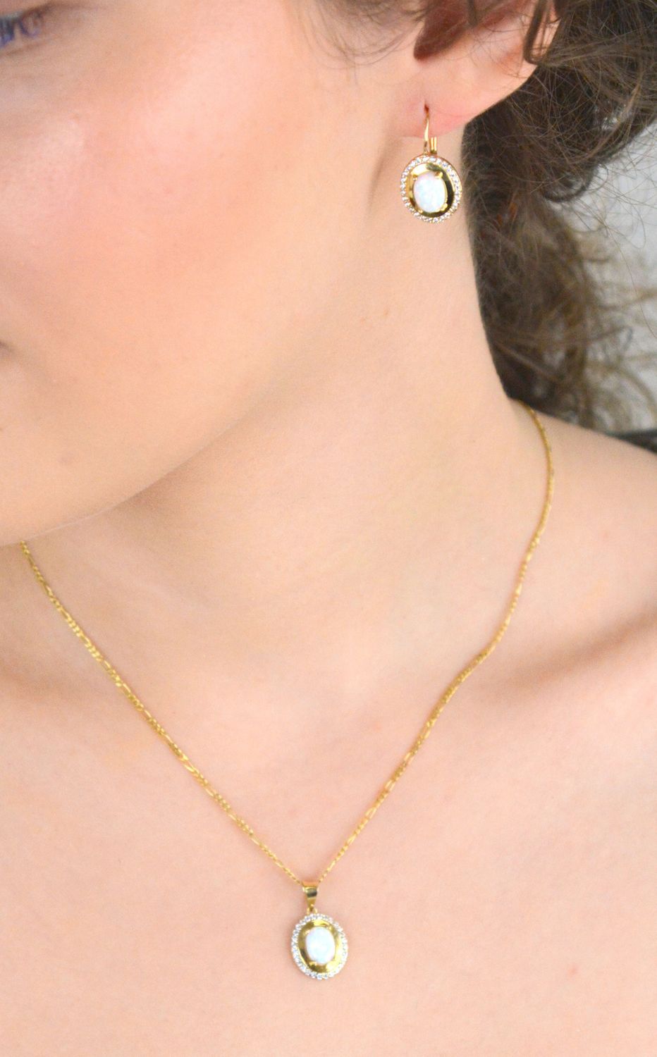 Złota zawieszka 585 z białym opalem DIA-ZAW-11wykonana z 14-karatowego żółtego złota. Subtelna klasyka w nowoczesnym wydaniu. Szlachetny blask drogocennego kruszcu zamknięty w oryginalnej 1.jpg