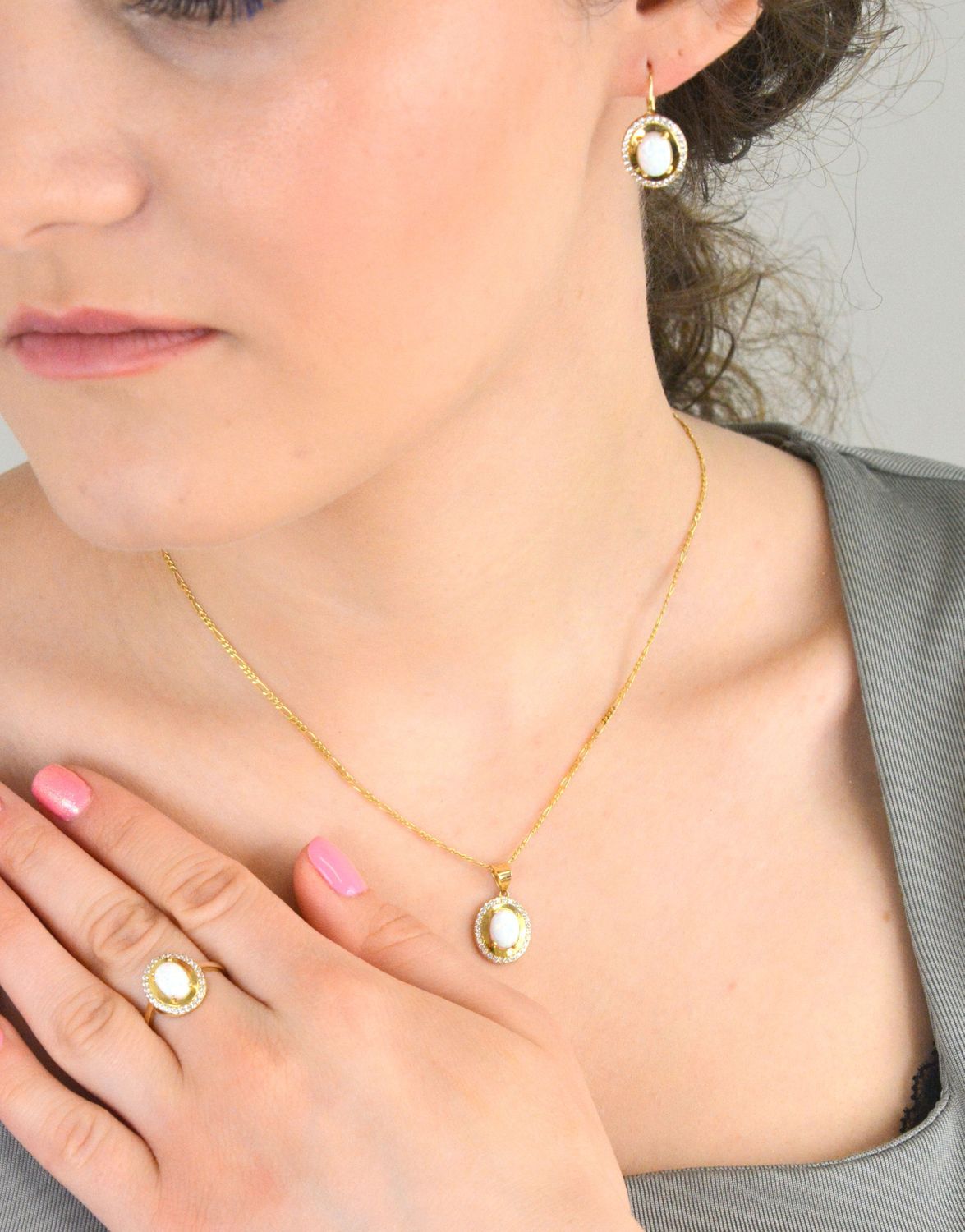 Złota zawieszka 585 z białym opalem DIA-ZAW-11wykonana z 14-karatowego żółtego złota. Subtelna klasyka w nowoczesnym wydaniu. Szlachetny blask drogocennego kruszcu zamknięty w oryginalnej 1.jpg