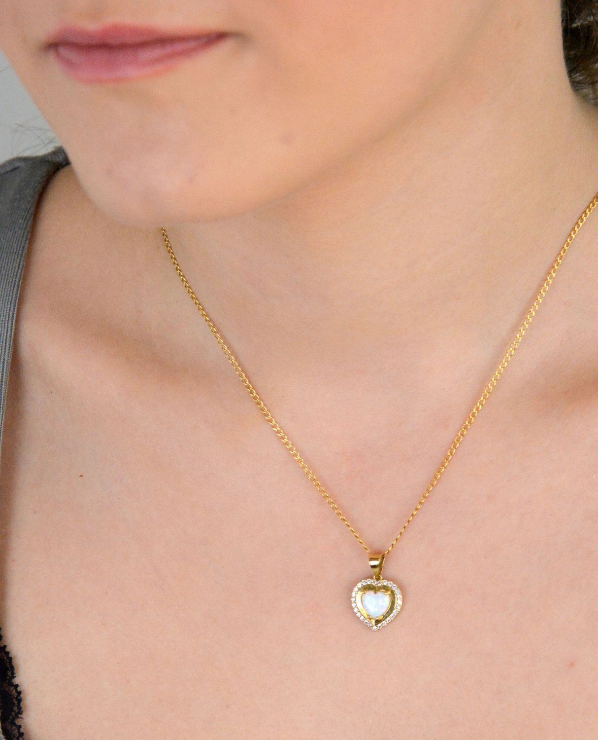 Zawieszka złota serce z opalem pr 585, DIA-ZAW-11056-585 Zawieszka w kształcie serca, wykonana z wysokiej jakości złota próby 585, to wyjątkowy dodatek, który łączy naturalne piękno opalu z 1.jpg