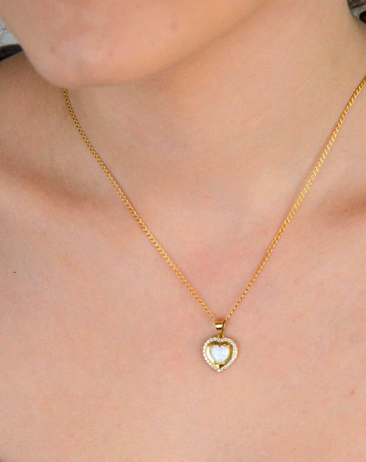 Zawieszka złota serce z opalem pr 585, DIA-ZAW-11056-585 Zawieszka w kształcie serca, wykonana z wysokiej jakości złota próby 585, to wyjątkowy dodatek, który łączy naturalne piękno opalu z 1.jpg