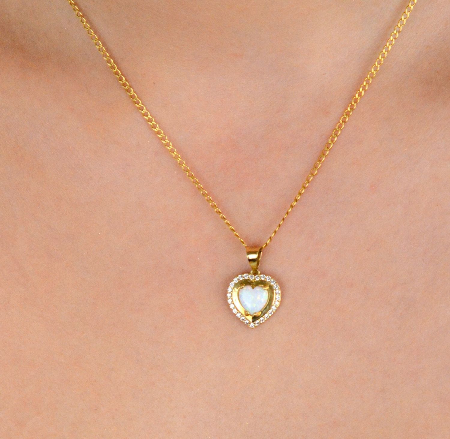 Zawieszka złota serce z opalem pr 585, DIA-ZAW-11056-585 Zawieszka w kształcie serca, wykonana z wysokiej jakości złota próby 585, to wyjątkowy dodatek, który łączy naturalne piękno opalu z 1.jpg