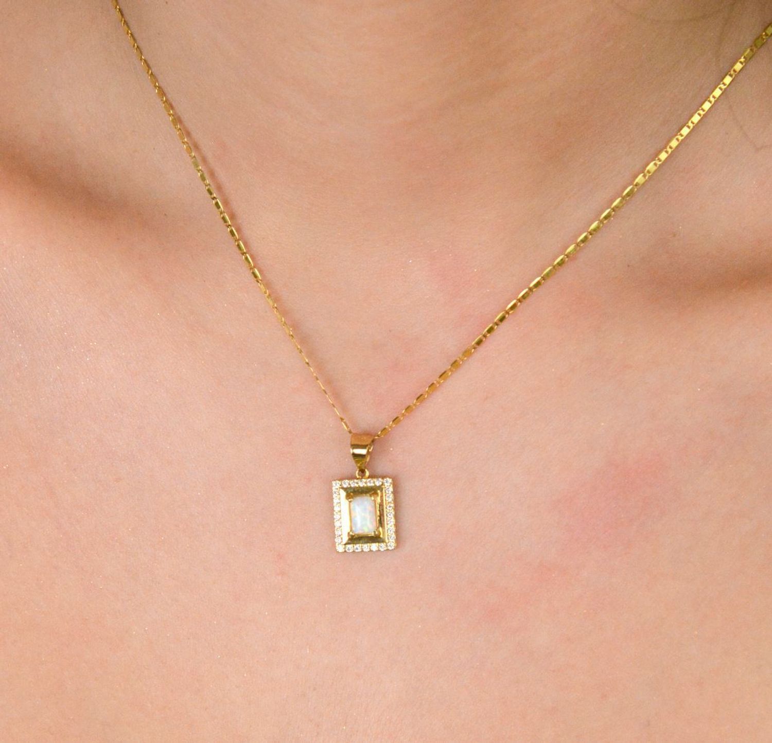 Zawieszka złota prostokątna z opalem i cyrkonią pr 585, DIA-ZAW-11057-585 Wisiorek został wykonany z wysokiej jakości złota próby 585. Złoto to jeden z najpopularniejszych kruszców.jpg