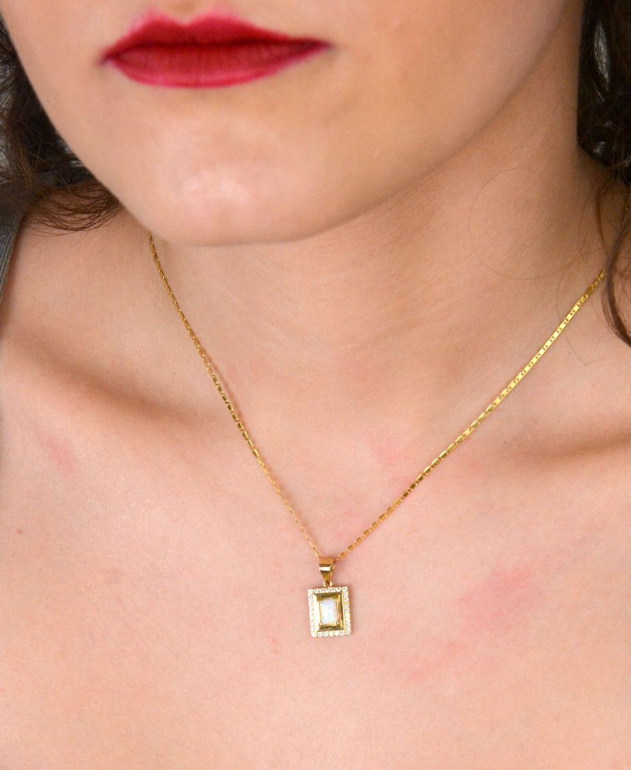 Zawieszka złota prostokątna z opalem i cyrkonią pr 585, DIA-ZAW-11057-585 Wisiorek został wykonany z wysokiej jakości złota próby 585. Złoto to jeden z najpopularniejszych kruszców.jpg