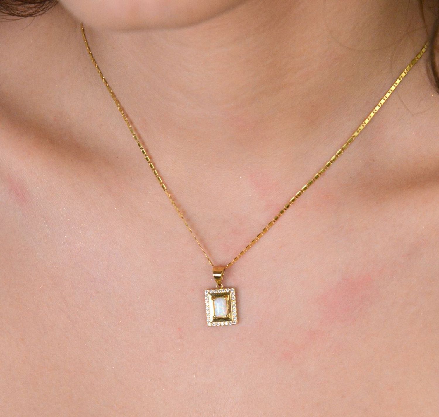 Zawieszka złota prostokątna z opalem i cyrkonią pr 585, DIA-ZAW-11057-585 Wisiorek został wykonany z wysokiej jakości złota próby 585. Złoto to jeden z najpopularniejszych kruszców.jpg