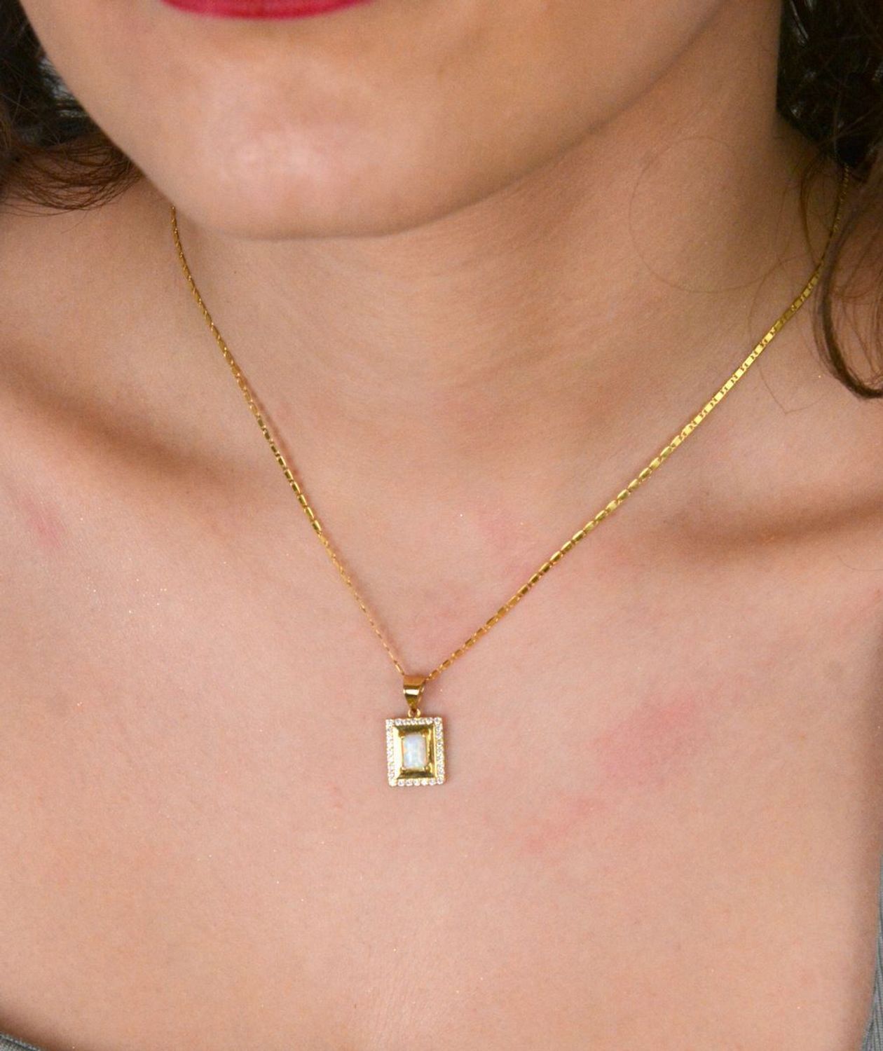 Zawieszka złota prostokątna z opalem i cyrkonią pr 585, DIA-ZAW-11057-585 Wisiorek został wykonany z wysokiej jakości złota próby 585. Złoto to jeden z najpopularniejszych kruszców.jpg