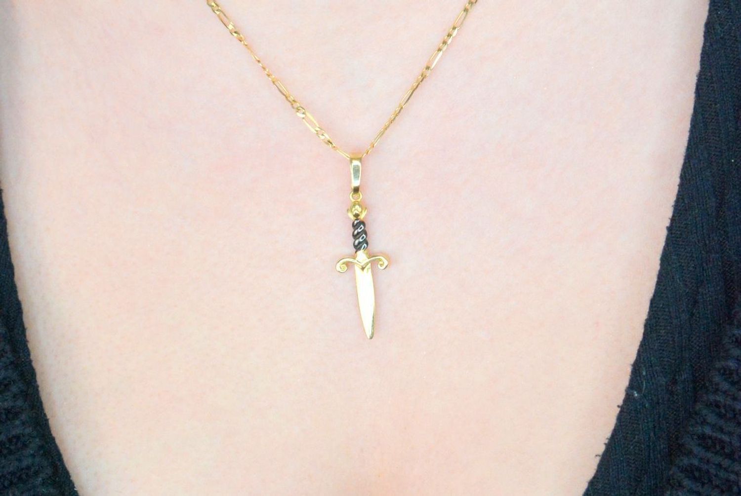 Złota zawieszka złota miecz rycerski nóż złoto 585, DIA-ZAW-11099-585. Wisiorek złoty został wykonany z wysokiej jakości złota próby 585. 1.jpg