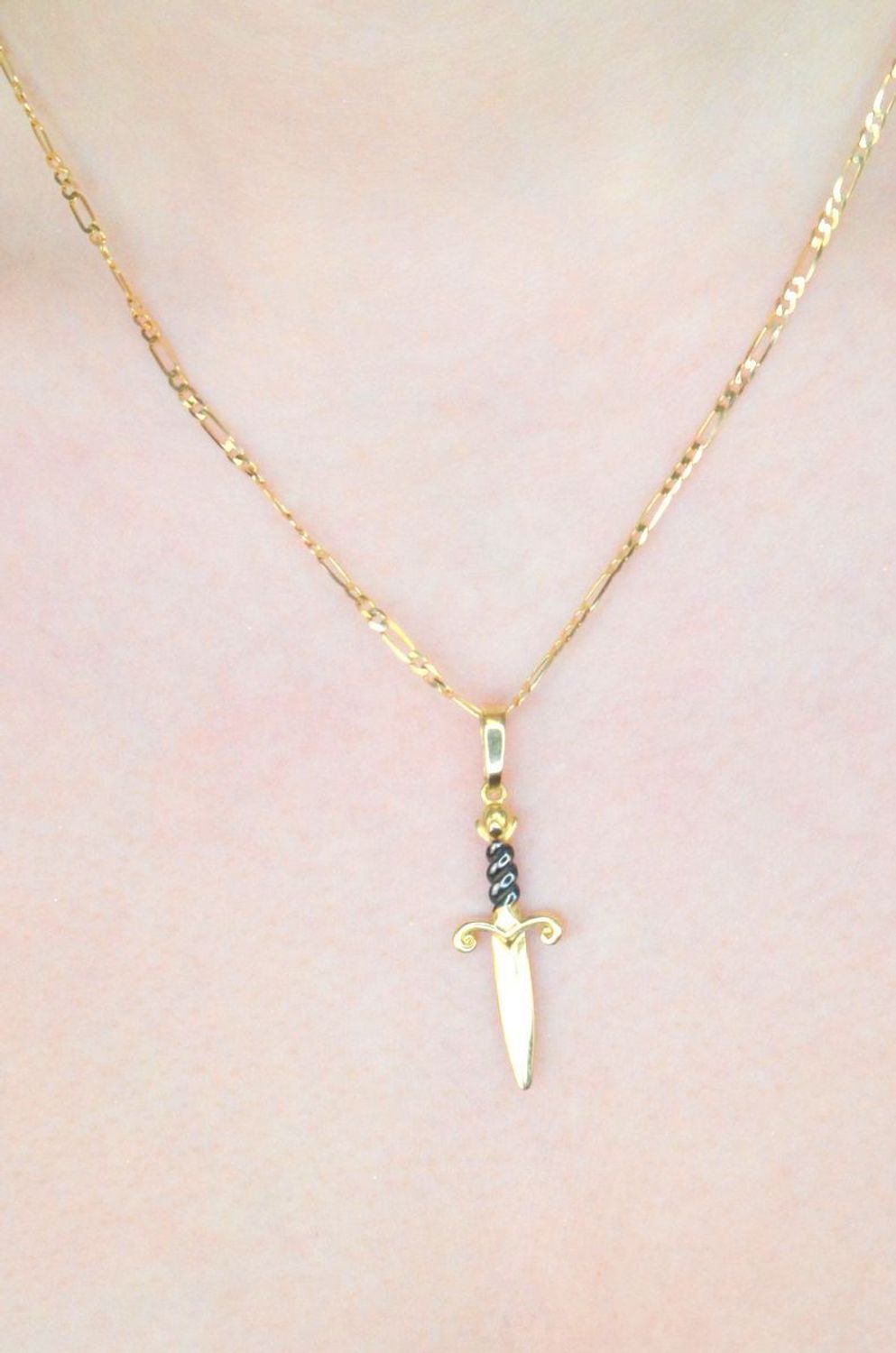 Złota zawieszka złota miecz rycerski nóż złoto 585, DIA-ZAW-11099-585. Wisiorek złoty został wykonany z wysokiej jakości złota próby 585. 1.jpg