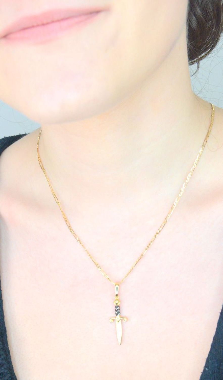 Złota zawieszka złota miecz rycerski nóż złoto 585, DIA-ZAW-11099-585. Wisiorek złoty został wykonany z wysokiej jakości złota próby 585. 1.jpg