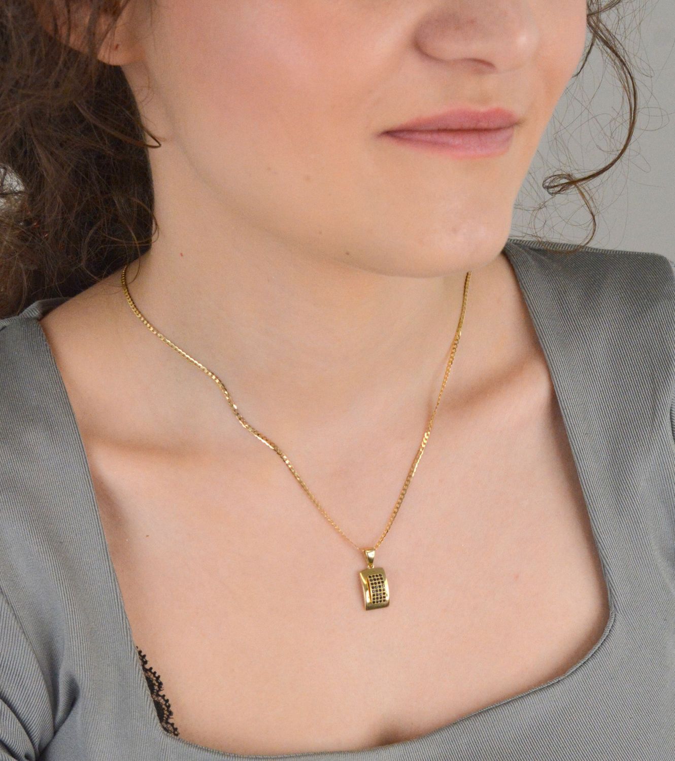 Kolczyki złote prostokątny zdobione czarną cyrkonią pr 585, DIA-KLC-11124-585 Eleganckie złote kolczyki w prostokątnym kształcie, ozdobione czarną cyrkonią,2.jpg