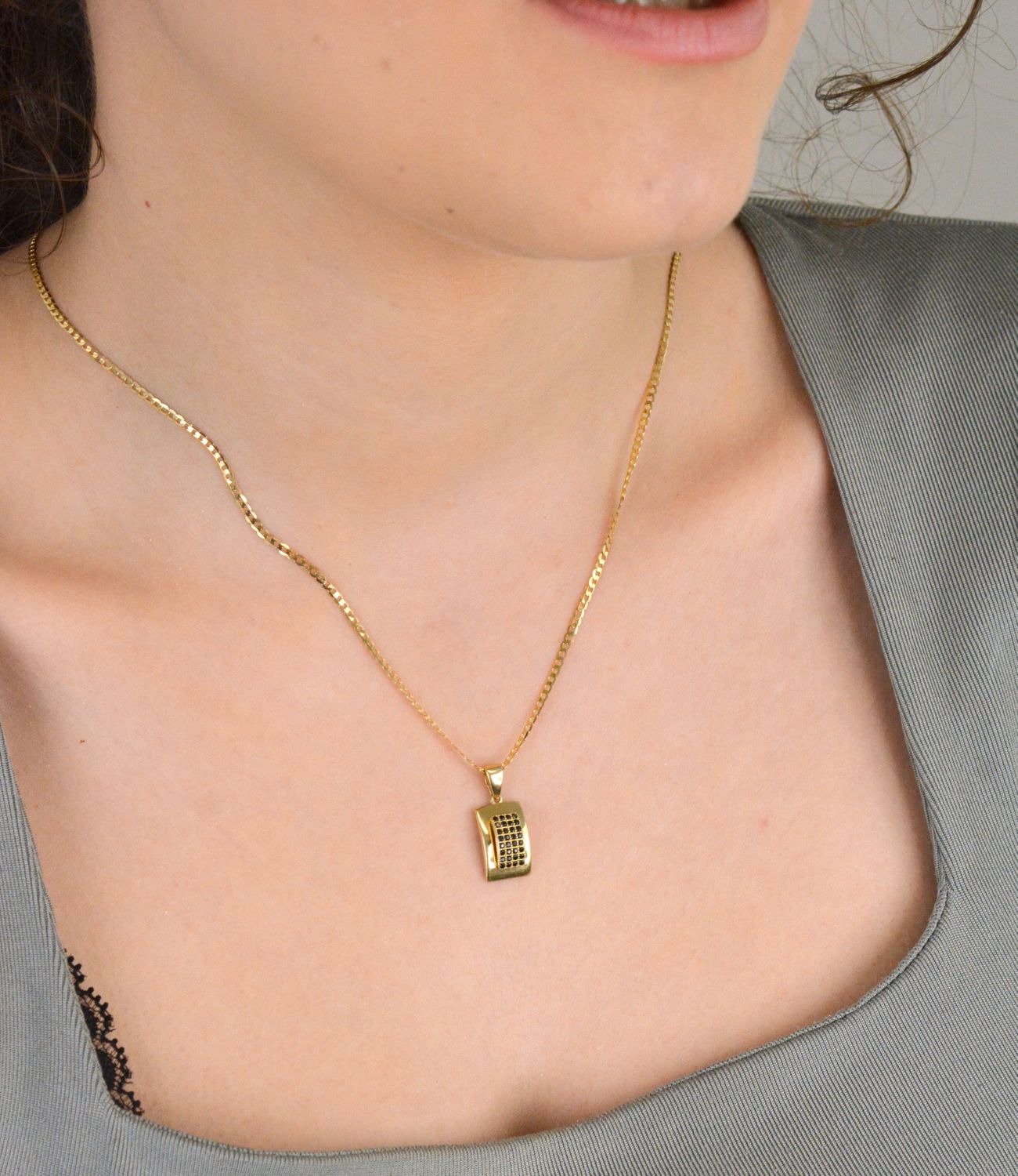 Kolczyki złote prostokątny zdobione czarną cyrkonią pr 585, DIA-KLC-11124-585 Eleganckie złote kolczyki w prostokątnym kształcie, ozdobione czarną cyrkonią,2.jpg