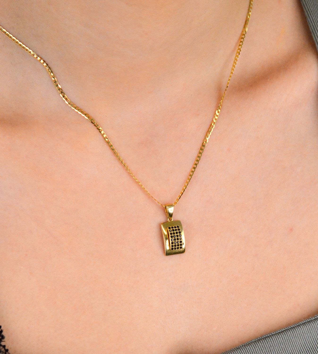 Kolczyki złote prostokątny zdobione czarną cyrkonią pr 585, DIA-KLC-11124-585 Eleganckie złote kolczyki w prostokątnym kształcie, ozdobione czarną cyrkonią,2.jpg