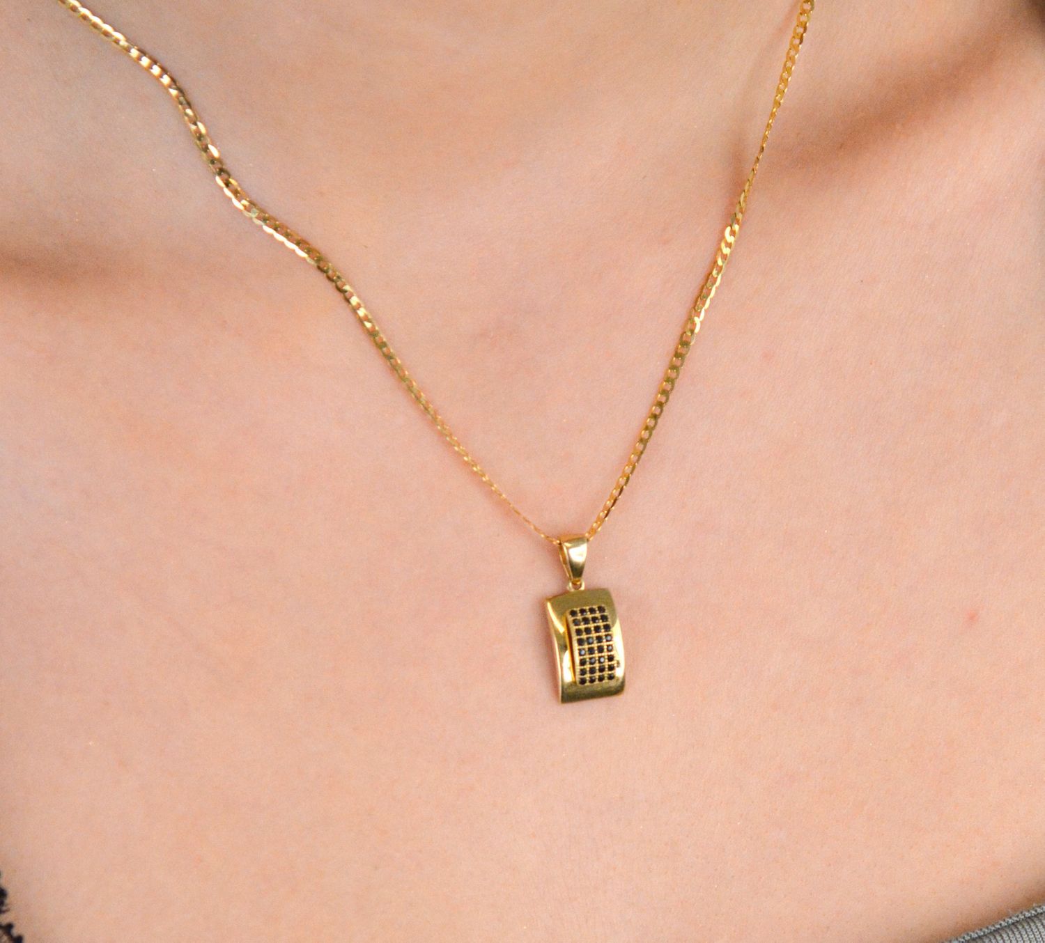 Kolczyki złote prostokątny zdobione czarną cyrkonią pr 585, DIA-KLC-11124-585 Eleganckie złote kolczyki w prostokątnym kształcie, ozdobione czarną cyrkonią,2.jpg