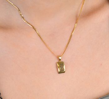 Kolczyki złote prostokątny zdobione czarną cyrkonią pr 585, DIA-KLC-11124-585 Eleganckie złote kolczyki w prostokątnym kształcie, ozdobione czarną cyrkonią, to wyjątkowa propozycja dla kobiet ceniących (4).JPG