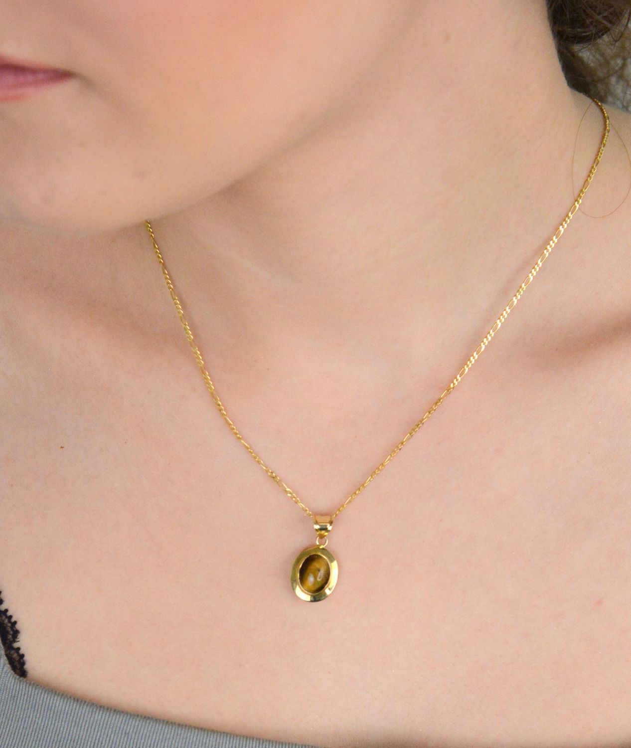 Zawieszka złota 585 Tygrysie Oko DIA-ZAW-11125-585 Zawieszka została wykonana z najwyższej jakości żółtego złota, próby 585. Zawieszka o owalnym kształcie z kamieniem naturalnym 1.jpg