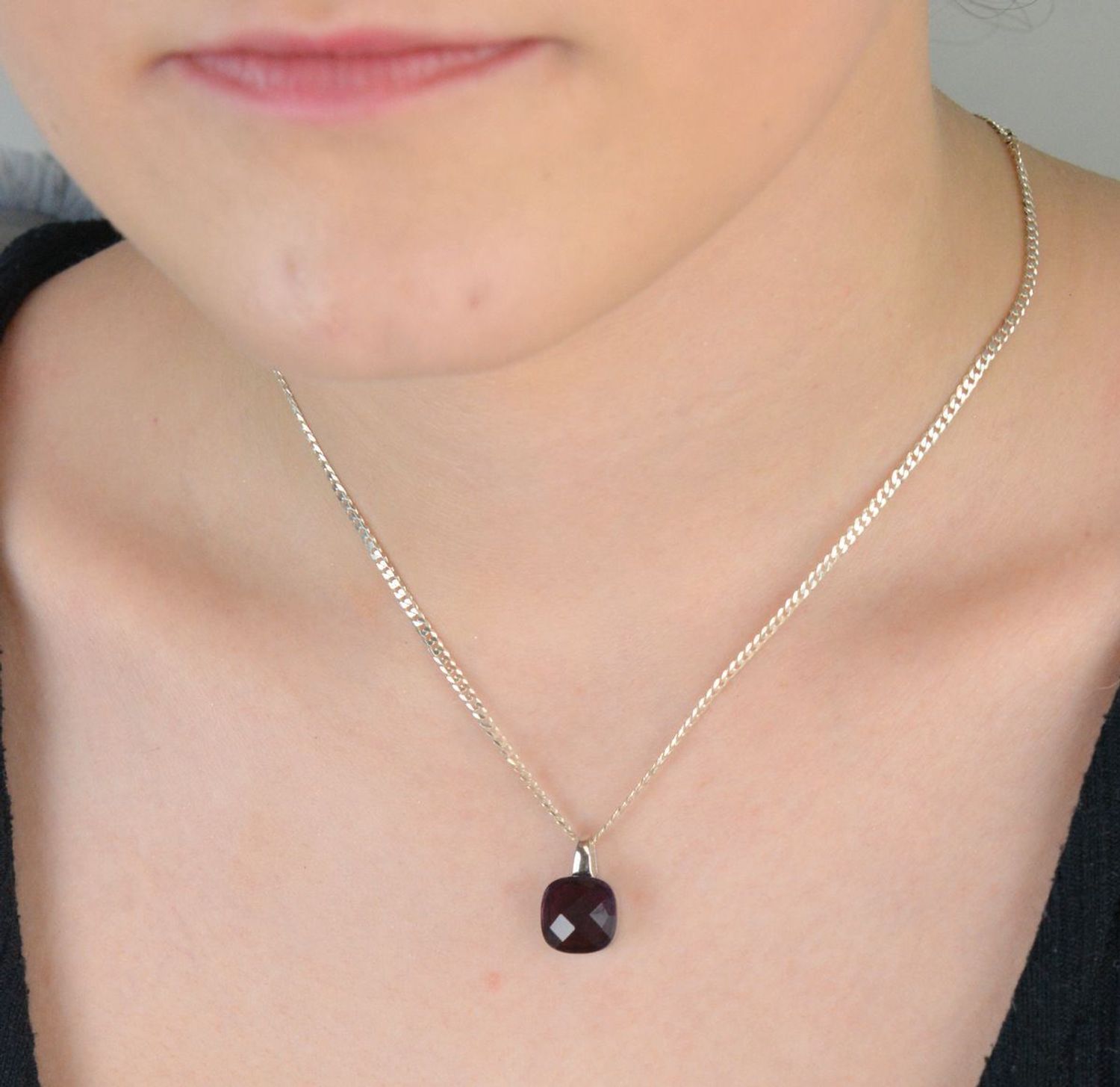 Elegancka zawieszka srebrna próba 925 w kształcie kwadratu, zdobiona fioletową cyrkonią. Waga 2,50 g, wymiary 1,7 cm x 1,0 cm. Idealna do codziennej i wieczorowej stylizacji.1.jpg