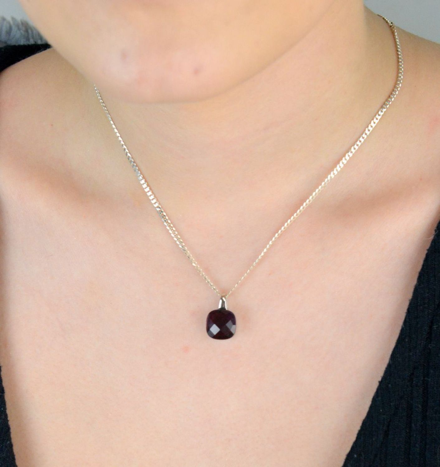 Elegancka zawieszka srebrna próba 925 w kształcie kwadratu, zdobiona fioletową cyrkonią. Waga 2,50 g, wymiary 1,7 cm x 1,0 cm. Idealna do codziennej i wieczorowej stylizacji.1.jpg