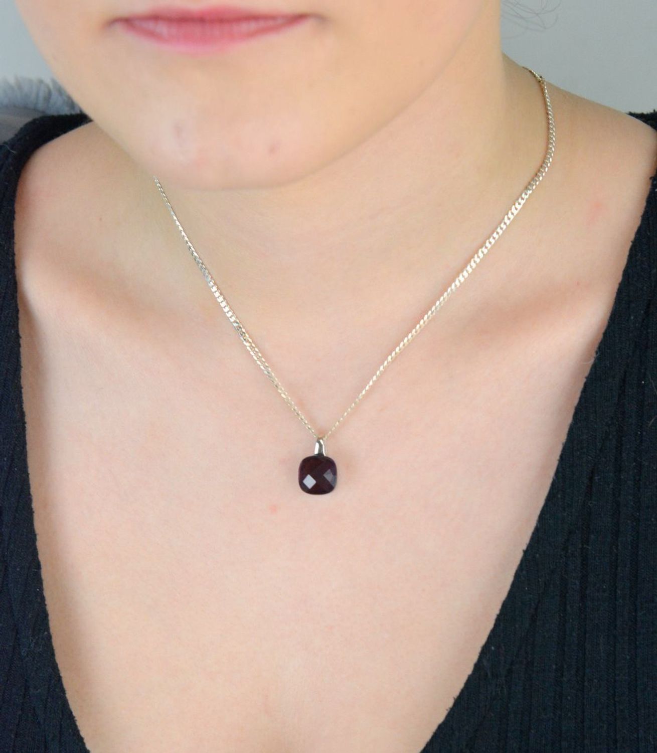 Elegancka zawieszka srebrna próba 925 w kształcie kwadratu, zdobiona fioletową cyrkonią. Waga 2,50 g, wymiary 1,7 cm x 1,0 cm. Idealna do codziennej i wieczorowej stylizacji.1.jpg