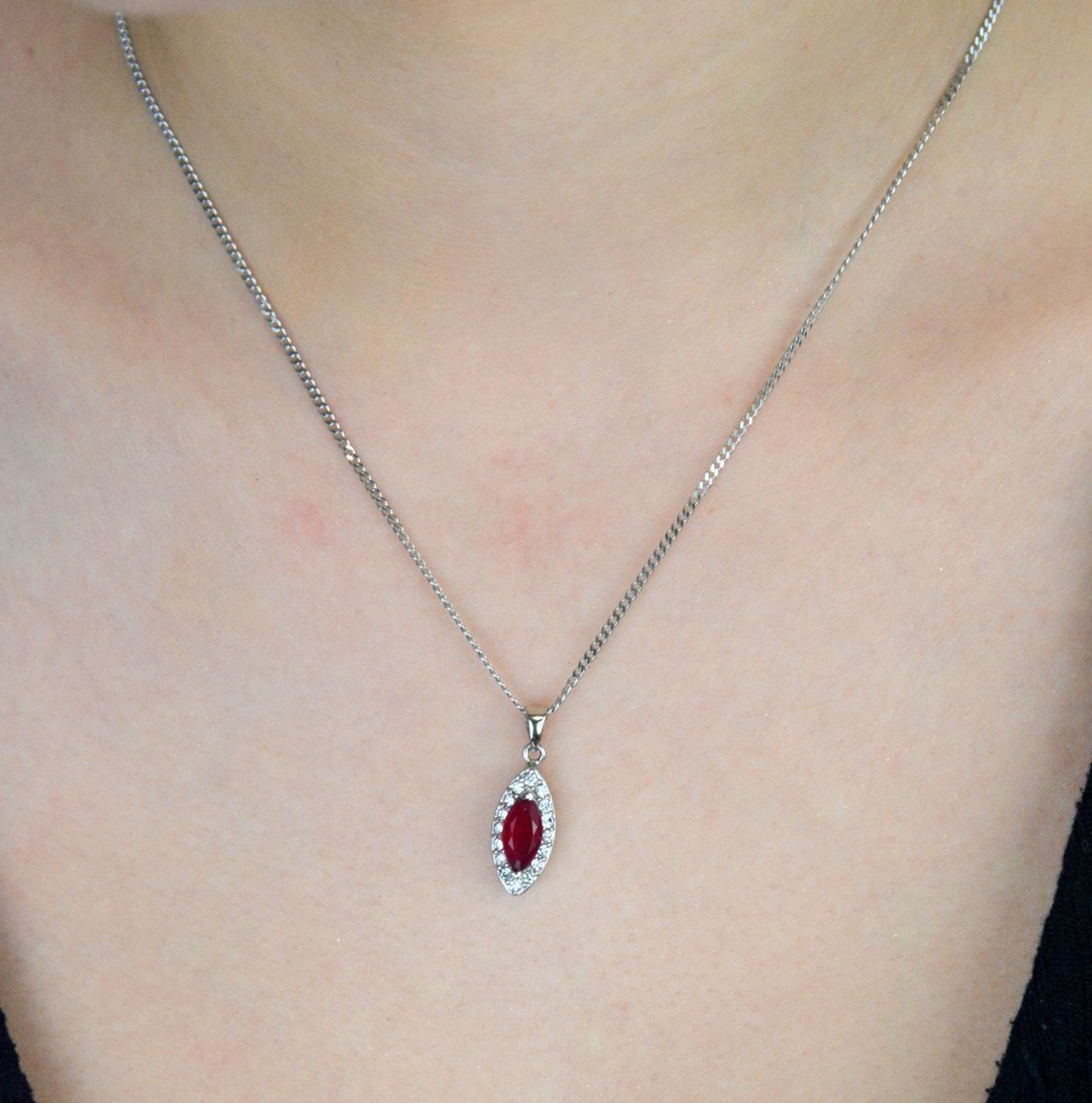 Elegancka zawieszka srebrna próby 925 zdobiona dużą różową cyrkonią otoczoną białymi cyrkoniami. Waga 1,87 g, długość 2,2 cm, szerokość 8 mm. Idealna biżuteria na każdą okazję.1.jpg