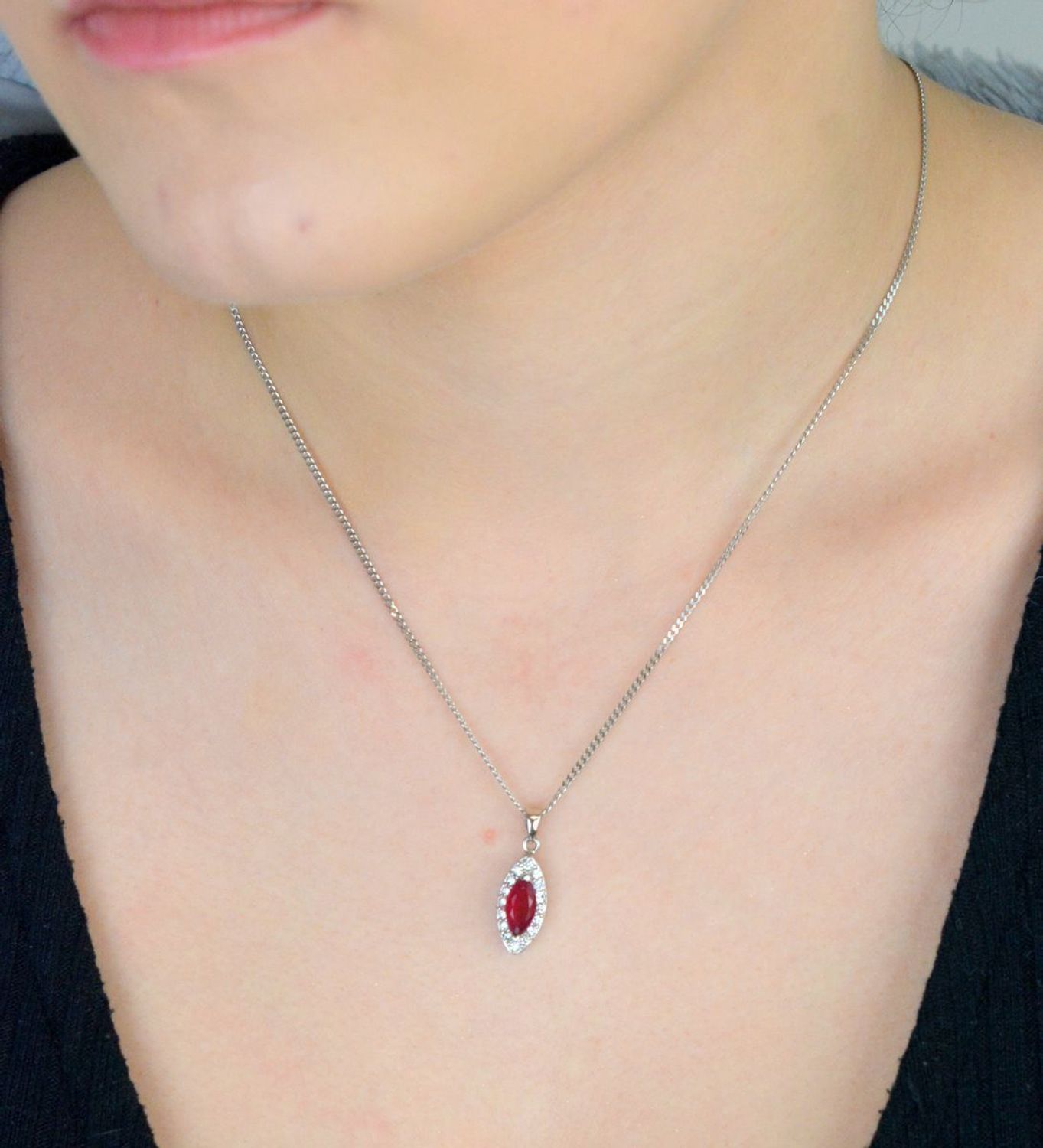 Elegancka zawieszka srebrna próby 925 zdobiona dużą różową cyrkonią otoczoną białymi cyrkoniami. Waga 1,87 g, długość 2,2 cm, szerokość 8 mm. Idealna biżuteria na każdą okazję.1.jpg