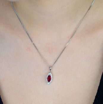 Elegancka zawieszka srebrna próby 925 zdobiona dużą różową cyrkonią otoczoną białymi cyrkoniami. Waga 1,87 g, długość 2,2 cm, szerokość 8 mm. Idealna biżuteria na każdą okazję (2).JPG