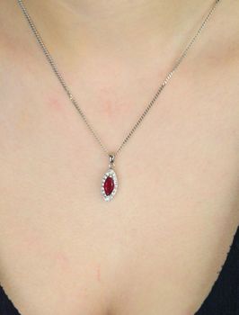 Elegancka zawieszka srebrna próby 925 zdobiona dużą różową cyrkonią otoczoną białymi cyrkoniami. Waga 1,87 g, długość 2,2 cm, szerokość 8 mm. Idealna biżuteria na każdą okazję (4).JPG