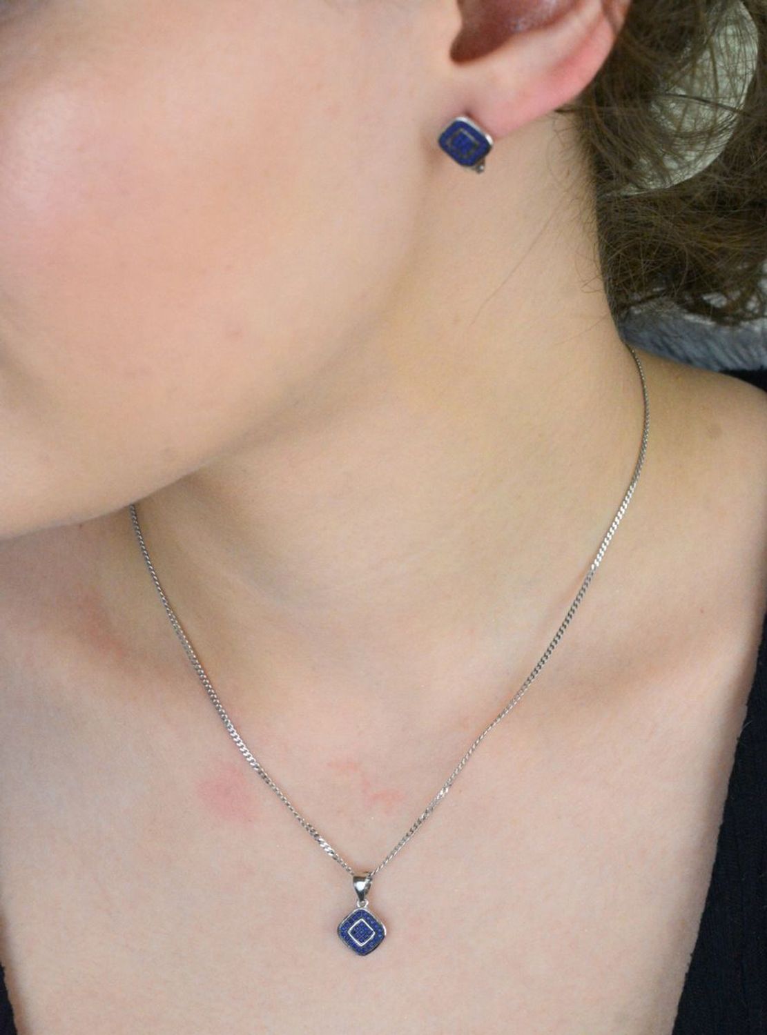Zawieszka damska geometryczna z granatową cyrkonią, wykonana ze srebra próby 925. Lekka i stylowa – długość 1,6 cm, szerokość 1,0 cm, waga 0,73 g. Idealna do nowoczesnych stylizacji i 1.jpg