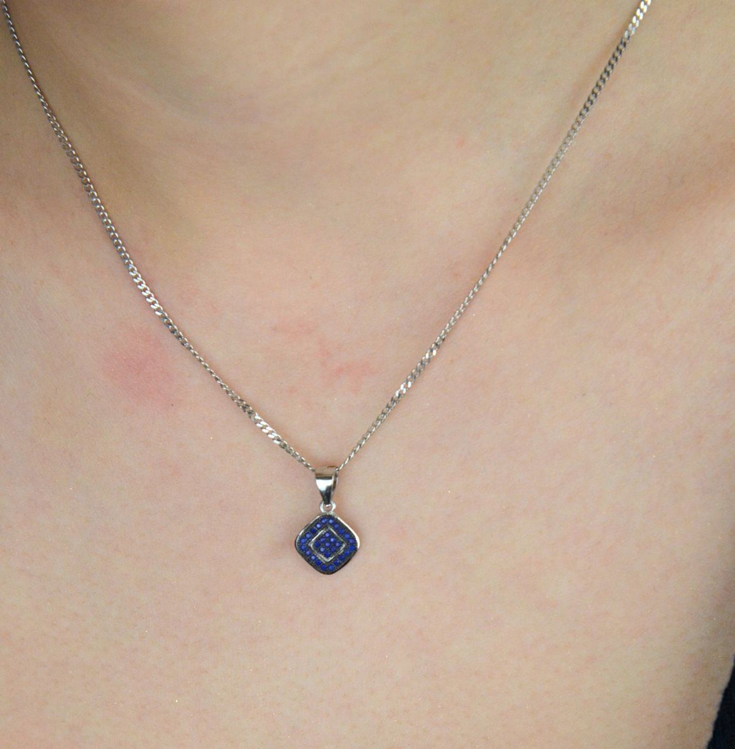 Zawieszka damska geometryczna z granatową cyrkonią, wykonana ze srebra próby 925. Lekka i stylowa – długość 1,6 cm, szerokość 1,0 cm, waga 0,73 g. Idealna do nowoczesnych stylizacji i 1.jpg