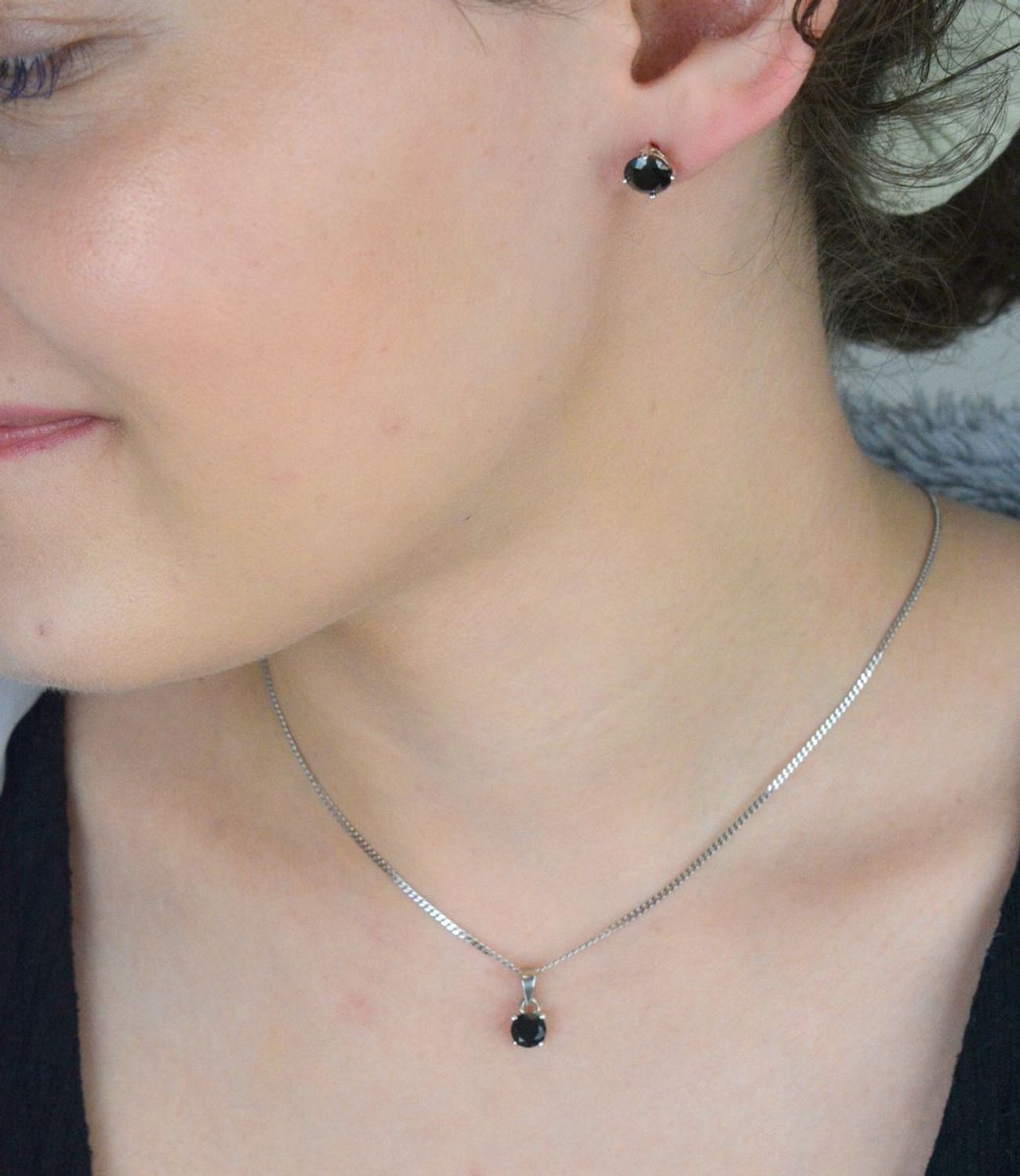 Elegancka, okrągła zawieszka damska ze srebra próby 925, zdobiona czarną cyrkonią. Waga 0,70 g, szerokość 5 mm, długość 1,0 cm. Model DIA-ZAW-11170-925 – subtelny dodatek na każdą okazję.1.jpg