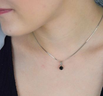 Elegancka, okrągła zawieszka damska ze srebra próby 925, zdobiona czarną cyrkonią. Waga 0,70 g, szerokość 5 mm, długość 1,0 cm. Model DIA-ZAW-11170-925 – subtelny dodatek na każdą okazję (2).JPG