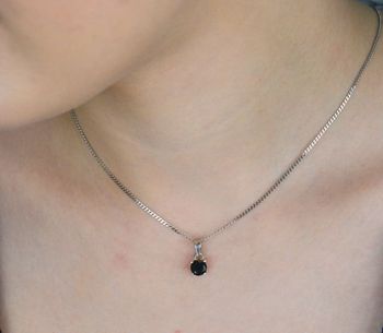 Elegancka, okrągła zawieszka damska ze srebra próby 925, zdobiona czarną cyrkonią. Waga 0,70 g, szerokość 5 mm, długość 1,0 cm. Model DIA-ZAW-11170-925 – subtelny dodatek na każdą okazję (3).JPG