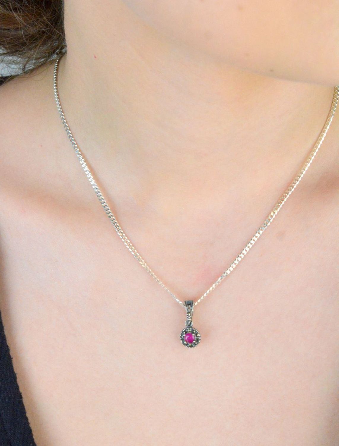 Zmysłowa zawieszka srebrna DIA-ZAW-11172-925 o wadze 1,50 g, z różowym kamieniem i połyskującymi markazytami. Delikatna forma i wyrafinowany blask – srebro próby 925.1.jpg