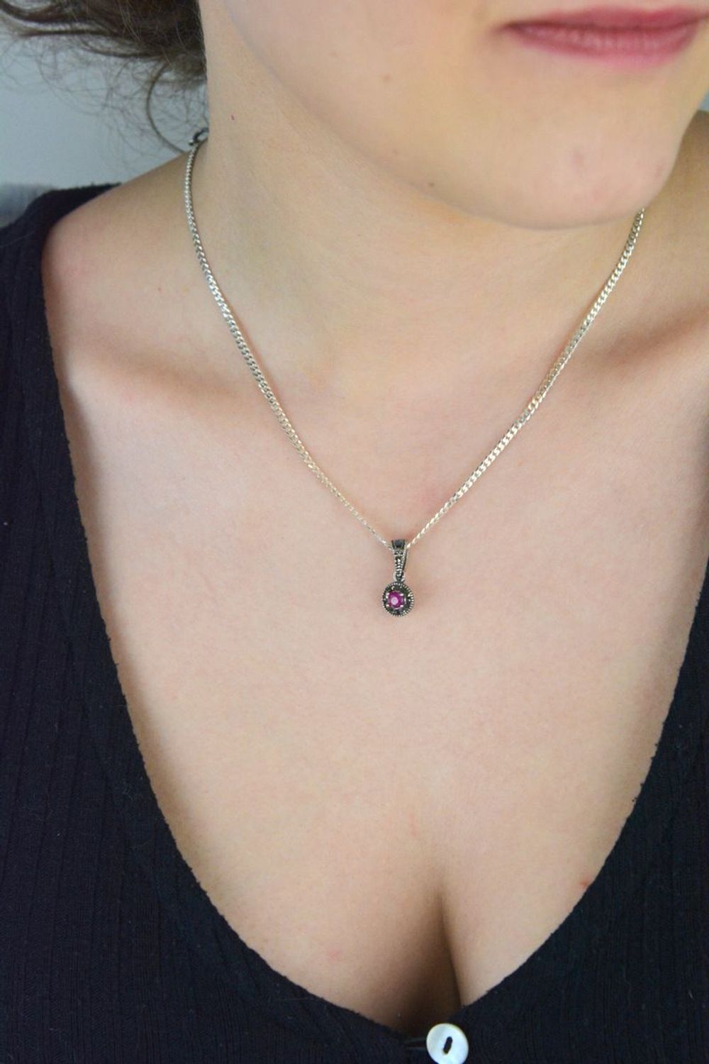 Zmysłowa zawieszka srebrna DIA-ZAW-11172-925 o wadze 1,50 g, z różowym kamieniem i połyskującymi markazytami. Delikatna forma i wyrafinowany blask – srebro próby 925.1.jpg