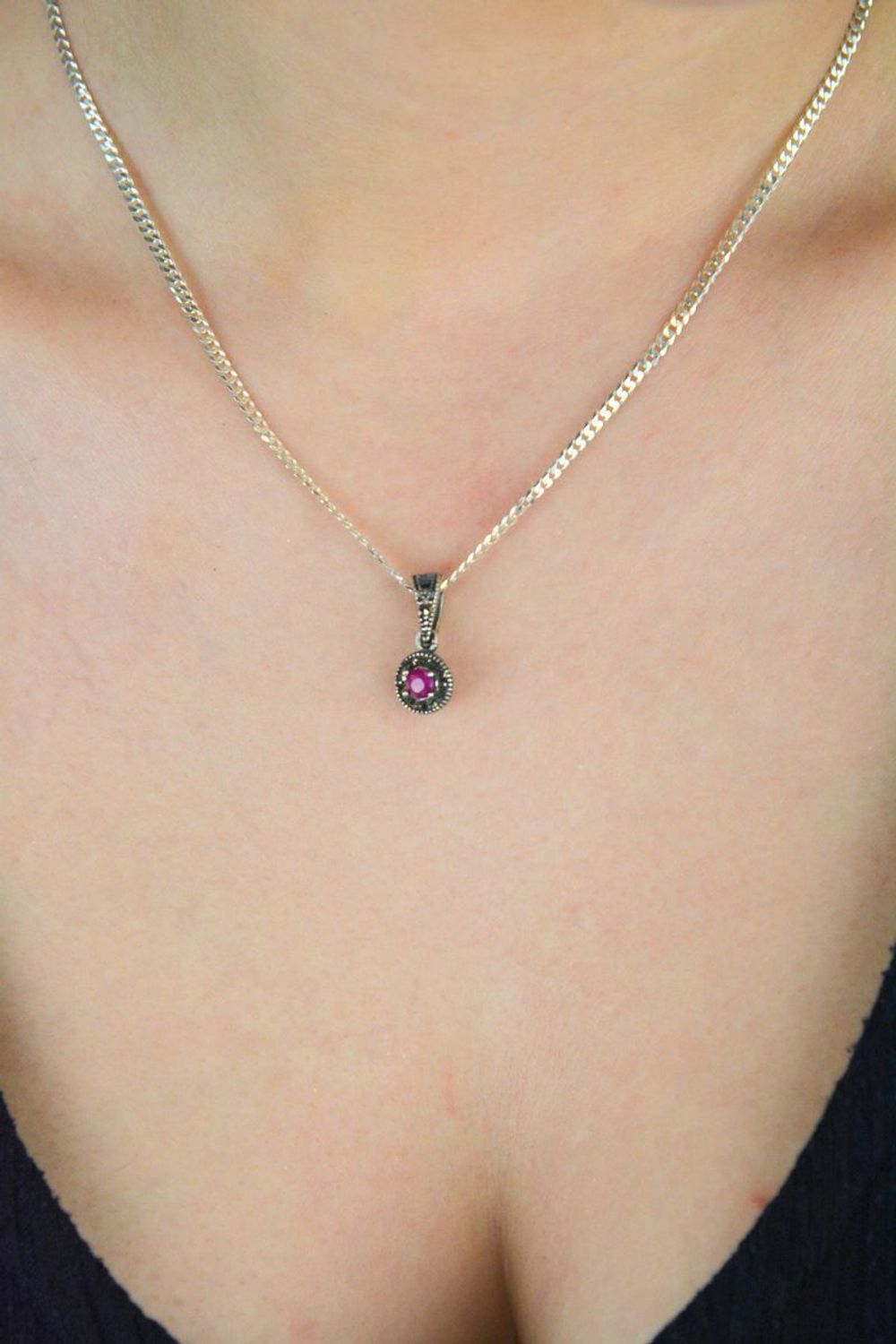 Zmysłowa zawieszka srebrna DIA-ZAW-11172-925 o wadze 1,50 g, z różowym kamieniem i połyskującymi markazytami. Delikatna forma i wyrafinowany blask – srebro próby 925.1.jpg