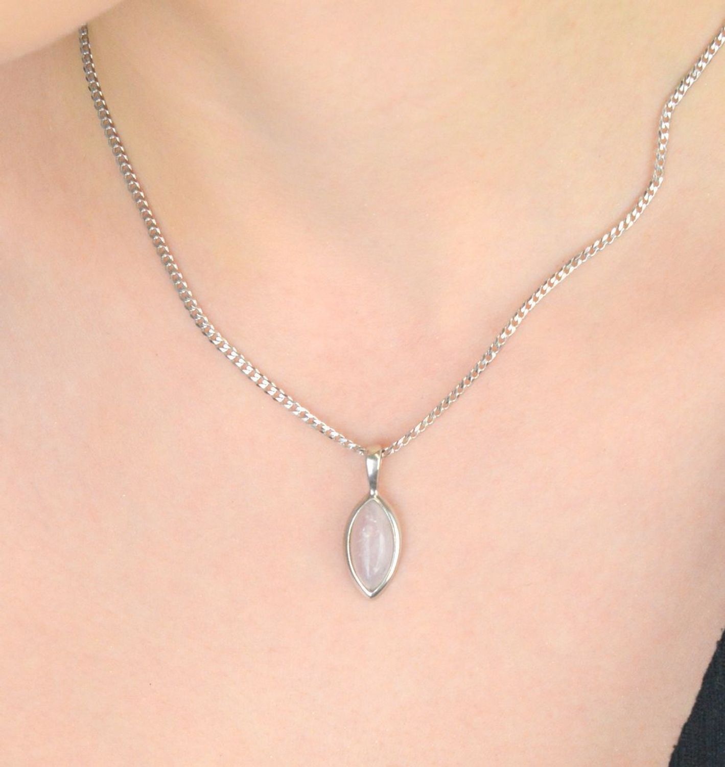 Zjawiskowa zawieszka srebrna próby 925 z naturalnym kwarcem różowym. Model DIA-ZAW-11174-925, waga 1,92 g, długość 2,5 cm, szerokość 1,0 cm. Idealna na prezent dla kobiety.1.jpg