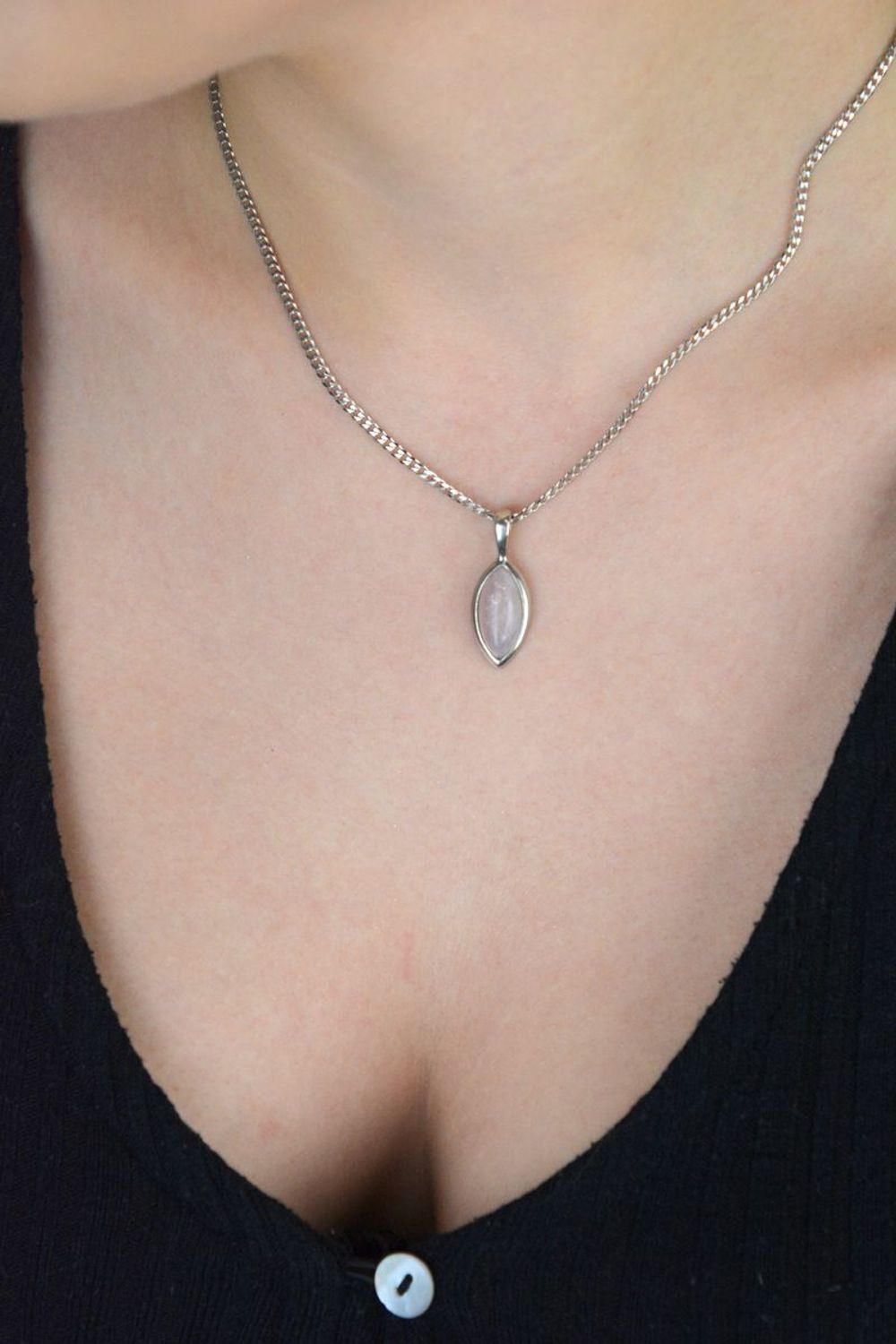 Zjawiskowa zawieszka srebrna próby 925 z naturalnym kwarcem różowym. Model DIA-ZAW-11174-925, waga 1,92 g, długość 2,5 cm, szerokość 1,0 cm. Idealna na prezent dla kobiety.1.jpg