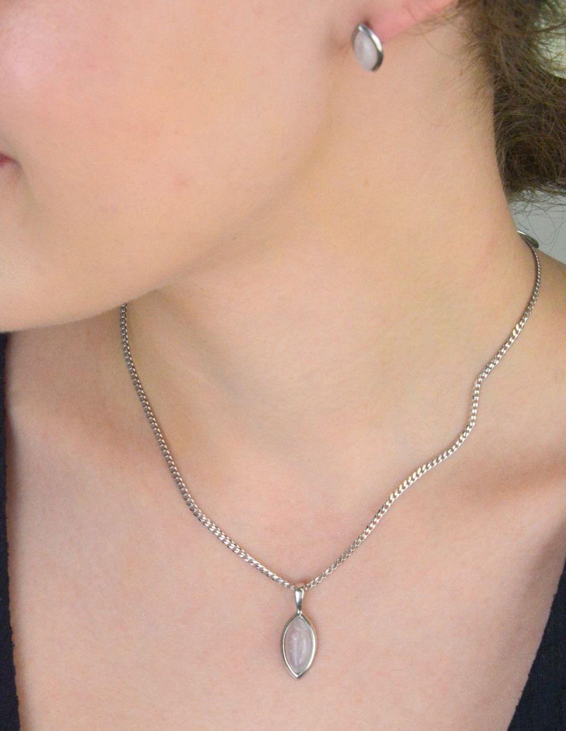 Zjawiskowa zawieszka srebrna próby 925 z naturalnym kwarcem różowym. Model DIA-ZAW-11174-925, waga 1,92 g, długość 2,5 cm, szerokość 1,0 cm. Idealna na prezent dla kobiety.1.jpg