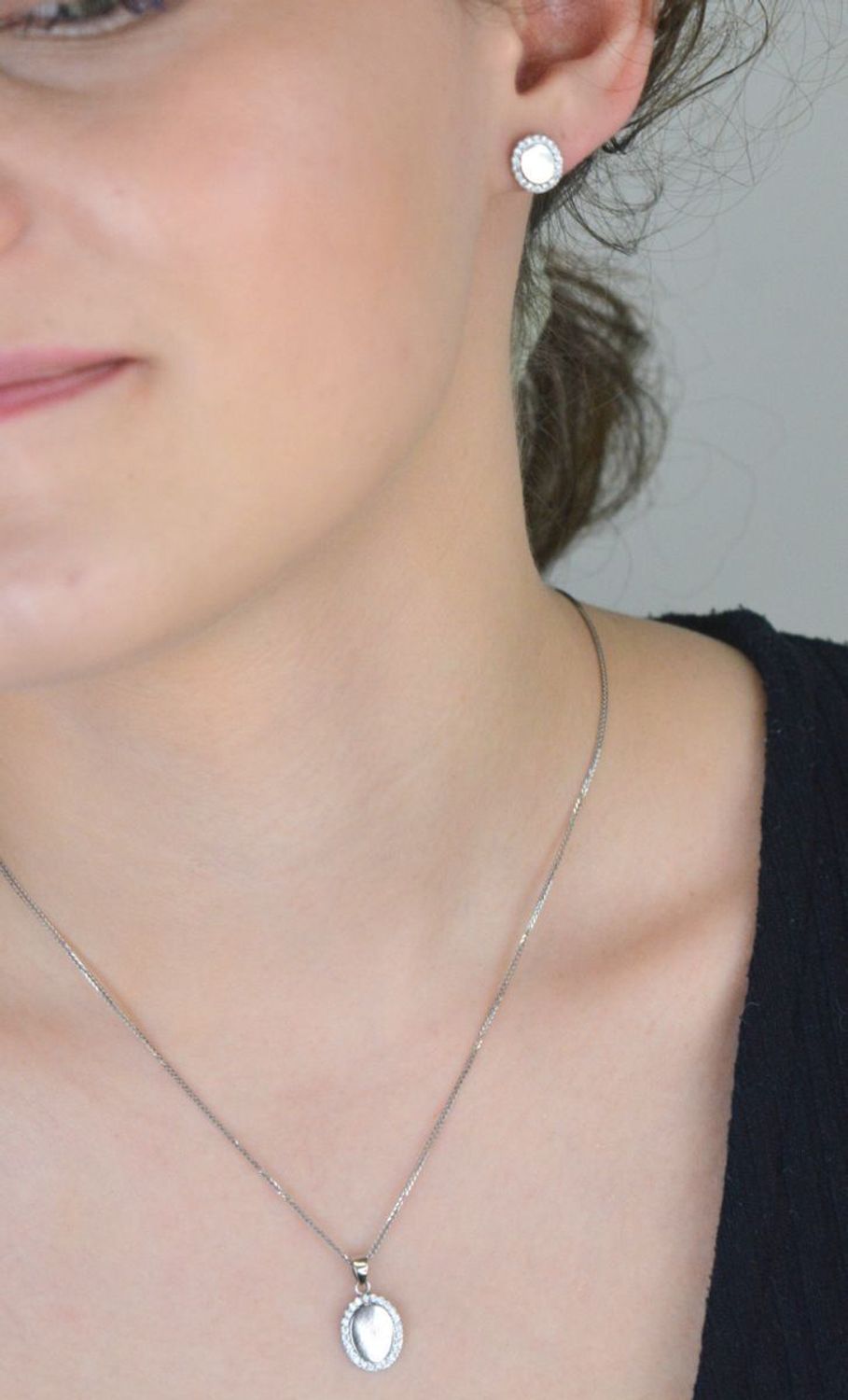 Srebrna zawieszka damska DIA-ZAW-11175-925 o owalnym kształcie, zdobiona cyrkoniami na brzegach. Srebro próby 925, waga 1,40 g, długość 2,0 cm, szerokość 1,0 cm – idealna na co dzień i na 1.jpg