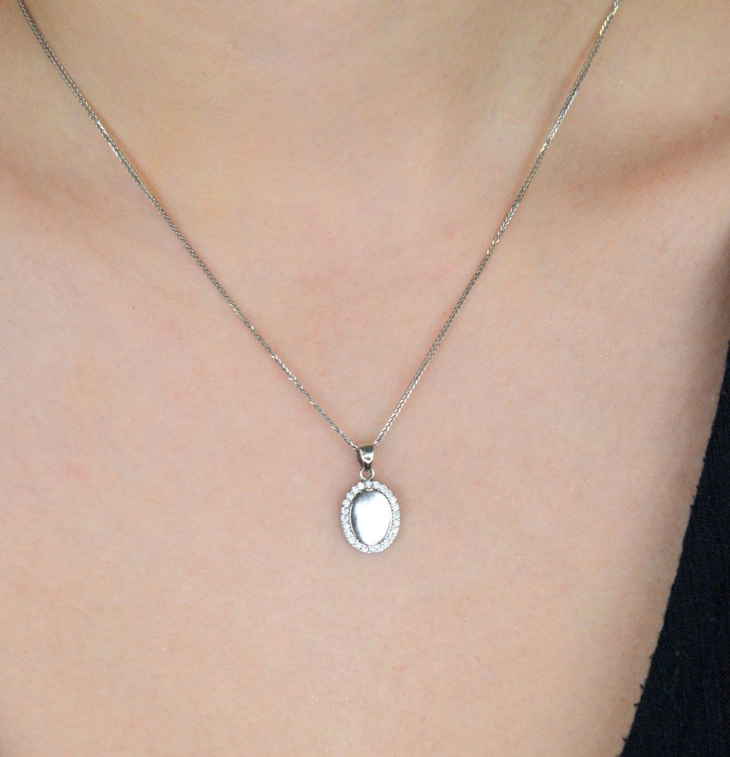 Srebrna zawieszka damska DIA-ZAW-11175-925 o owalnym kształcie, zdobiona cyrkoniami na brzegach. Srebro próby 925, waga 1,40 g, długość 2,0 cm, szerokość 1,0 cm – idealna na co dzień i na 1.jpg