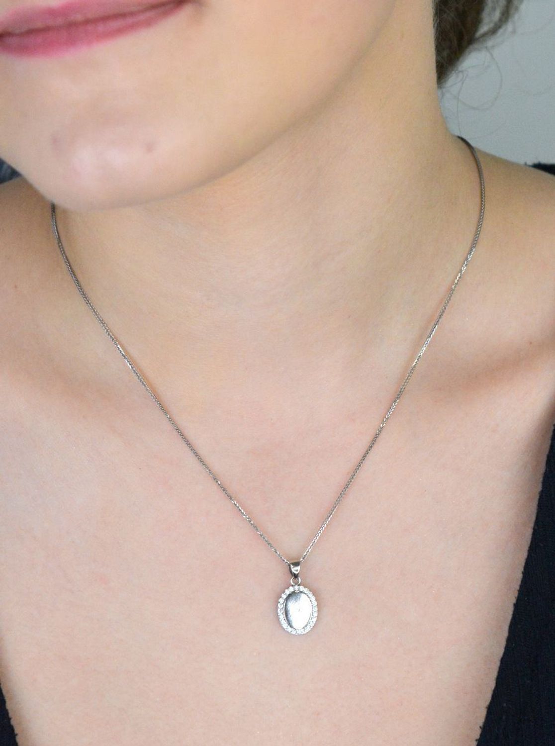 Srebrna zawieszka damska DIA-ZAW-11175-925 o owalnym kształcie, zdobiona cyrkoniami na brzegach. Srebro próby 925, waga 1,40 g, długość 2,0 cm, szerokość 1,0 cm – idealna na co dzień i na 1.jpg