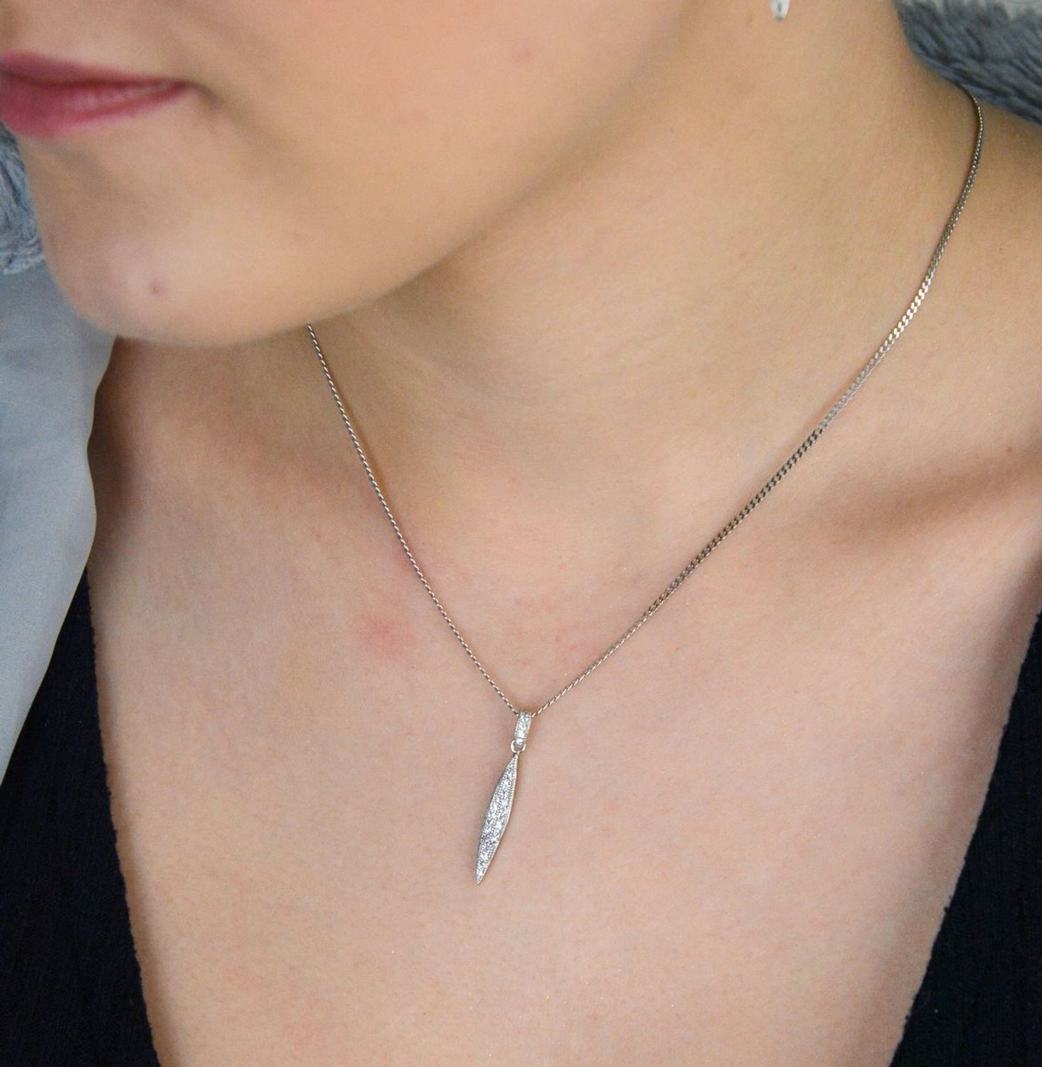 Delikatna zawieszka srebrna próby 925, podłużna, ozdobiona cyrkonią. Waga 0,88 g, długość 3,0 cm, szerokość 4 mm. Idealna minimalistyczna biżuteria na każdą okazję..jpg