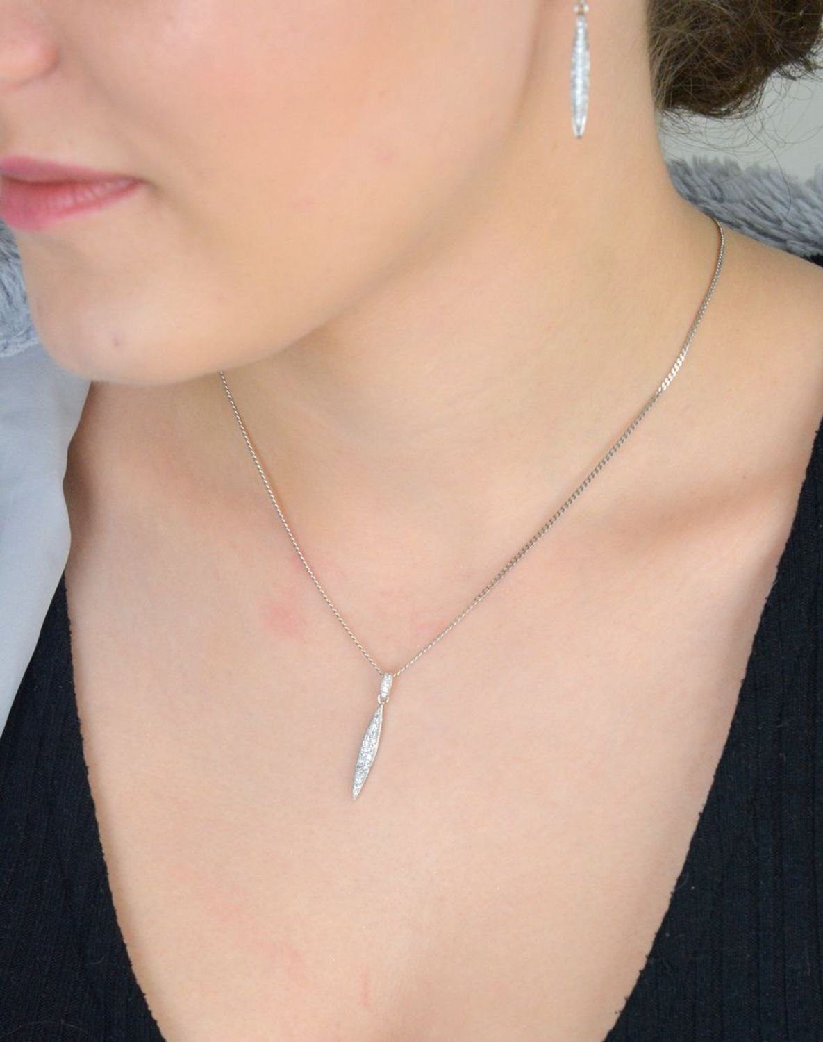 Delikatna zawieszka srebrna próby 925, podłużna, ozdobiona cyrkonią. Waga 0,88 g, długość 3,0 cm, szerokość 4 mm. Idealna minimalistyczna biżuteria na każdą okazję..jpg