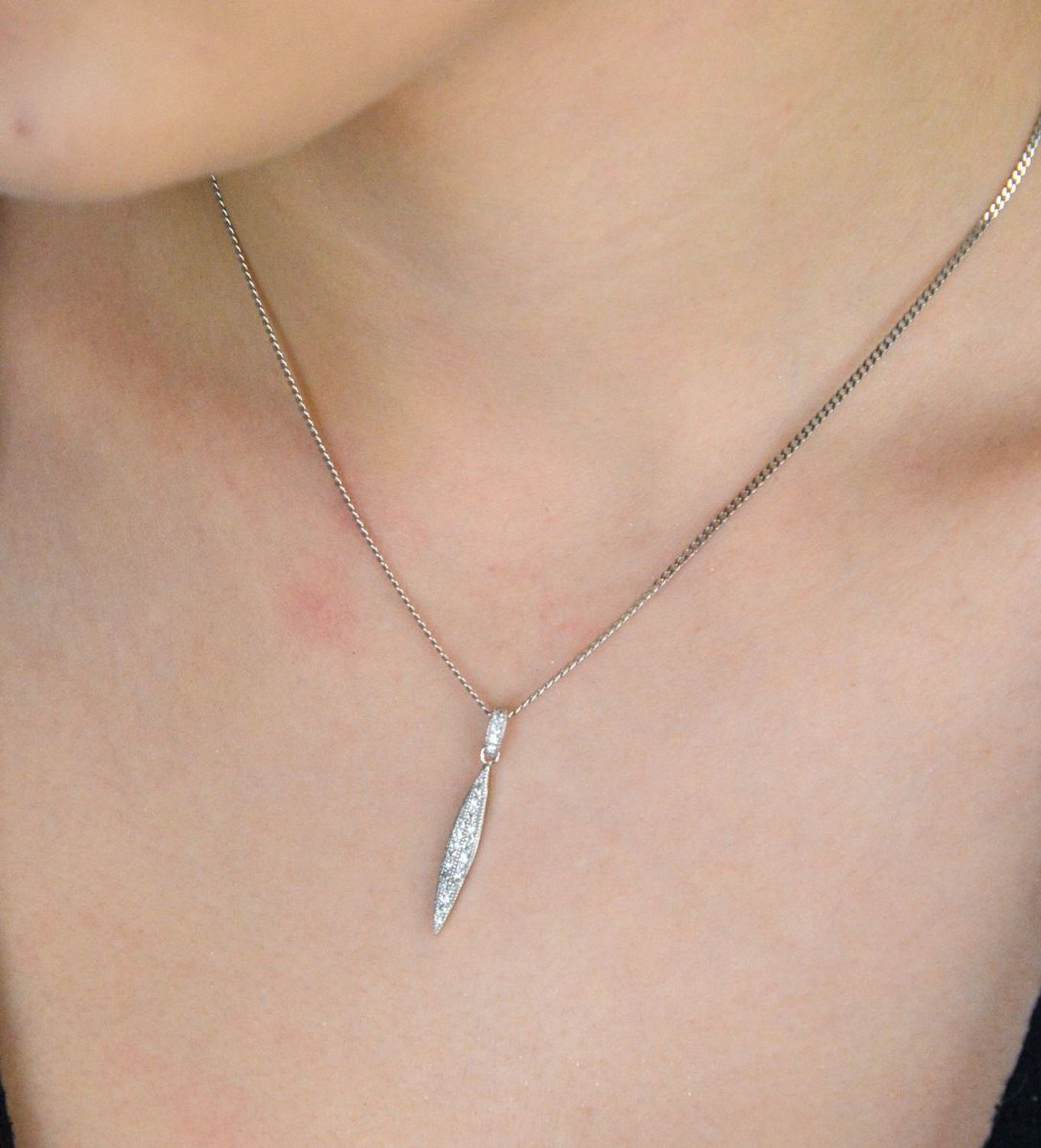 Delikatna zawieszka srebrna próby 925, podłużna, ozdobiona cyrkonią. Waga 0,88 g, długość 3,0 cm, szerokość 4 mm. Idealna minimalistyczna biżuteria na każdą okazję..jpg